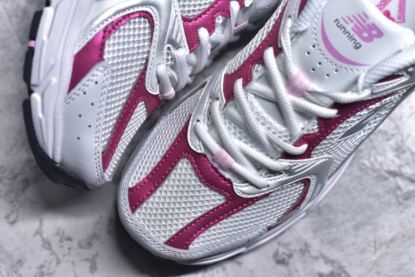 图片[8]-#New Balance NB530 新百伦复古透气跑步鞋 抛弃过往以皮革为主的人气轮廓 以极具复古风范的跑鞋外观呈现 设计上全鞋以简约清爽的纯白色作基底 鞋身覆盖大面积织物网眼材质 并于鞋头、鞋带孔眼片等细节处点缀对比鲜明的反光银镀层凸显 鞋舌、侧身等位置则辅以一贯的「N」字标志和品牌徽标彰显身份 最后通过搭载的 ABZORB 缓震中底完善整体造型 尺码：36 37 37.5 38 38.5 39 40 40.5 41 42 42.5 43 44 45-选品中心