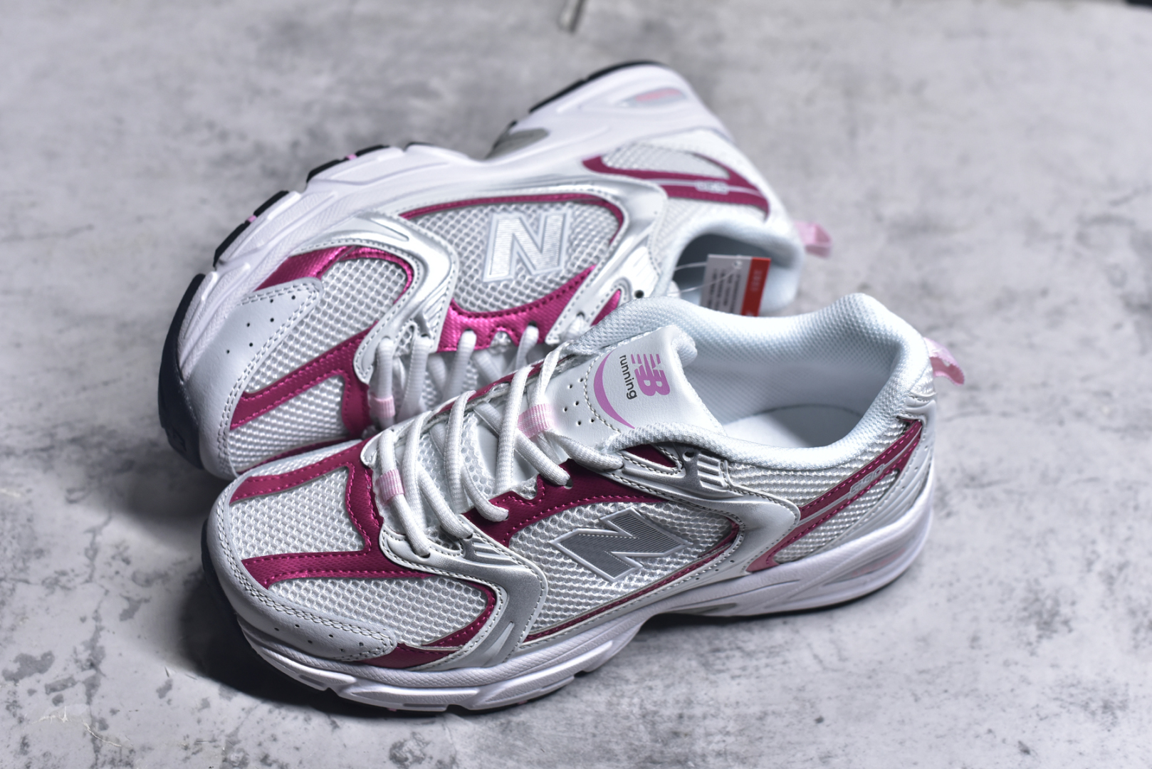 图片[7]-#New Balance NB530 新百伦复古透气跑步鞋 抛弃过往以皮革为主的人气轮廓 以极具复古风范的跑鞋外观呈现 设计上全鞋以简约清爽的纯白色作基底 鞋身覆盖大面积织物网眼材质 并于鞋头、鞋带孔眼片等细节处点缀对比鲜明的反光银镀层凸显 鞋舌、侧身等位置则辅以一贯的「N」字标志和品牌徽标彰显身份 最后通过搭载的 ABZORB 缓震中底完善整体造型 尺码：36 37 37.5 38 38.5 39 40 40.5 41 42 42.5 43 44 45-选品中心