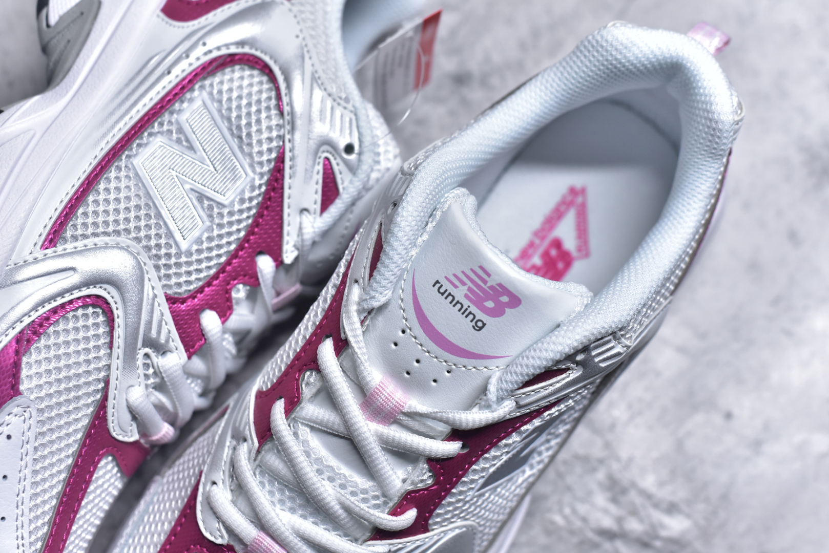 图片[9]-#New Balance NB530 新百伦复古透气跑步鞋 抛弃过往以皮革为主的人气轮廓 以极具复古风范的跑鞋外观呈现 设计上全鞋以简约清爽的纯白色作基底 鞋身覆盖大面积织物网眼材质 并于鞋头、鞋带孔眼片等细节处点缀对比鲜明的反光银镀层凸显 鞋舌、侧身等位置则辅以一贯的「N」字标志和品牌徽标彰显身份 最后通过搭载的 ABZORB 缓震中底完善整体造型 尺码：36 37 37.5 38 38.5 39 40 40.5 41 42 42.5 43 44 45-选品中心