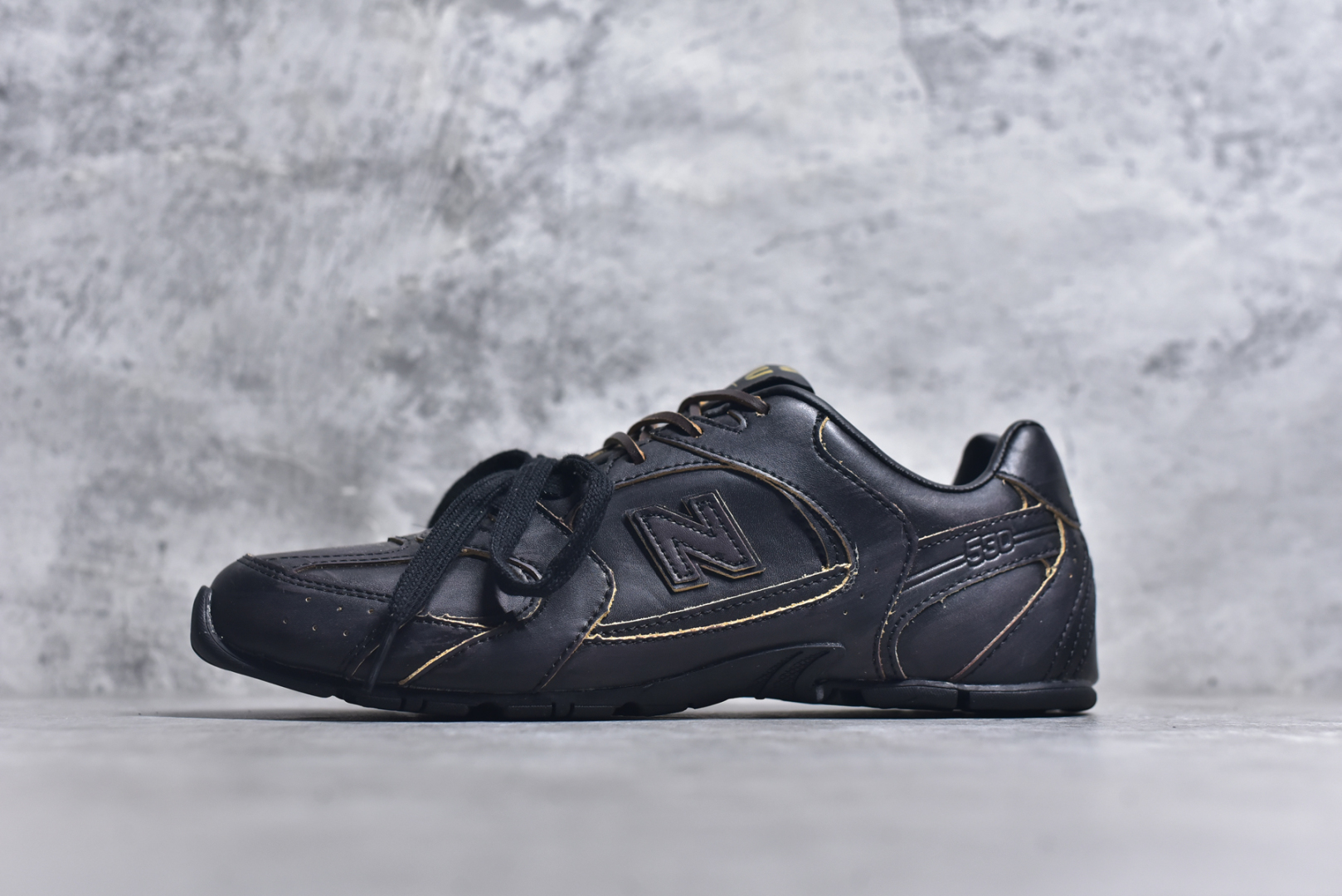 #缪缪MiuMiu x New Balance NB530 SL系列低帮经典复古休闲运动慢跑鞋 近几年运动品牌与各大潮流品牌不断推出联名产品，在球鞋圈拥有极高的热度。此外，奢侈品牌和运动品牌联名也早已非新鲜事，继 Dior 和 Jordan Brand 以及 Prada 和 adidas 合作后。近日，Miu Miu与New Balance的合作基本已经成为定番，每年都会上新，而近期的最新联名也已经正式曝光，预计会在24年春夏面世！相比之前两次使用的574，这次Miu Miu带来了全新风格。采用了全新型号MR530进行设计，继续使用复古的旧化效果和去年就被带火的美拉德配色打造。Miu Miu作为千禧文化的重要推手，这次也是直接挑选了New Balance 2000年代时发布的健身跑鞋MR530。整体做旧效果非常明显，甚至有些二手鞋的感觉，多少是有点瘦巴黎世家影响了……配色方面将会推出米色和棕色两种颜色可供选择，整体覆盖了做旧麂皮，鞋舌和鞋垫和之前一致，有Miu Miu的Logo，同时搭配皮革和棉质双鞋带组成。尺码：35.5 36 37 37.5 38 38.5 39.5 40 40.5 41.5 42 42.5 43.5 44 45-选品中心