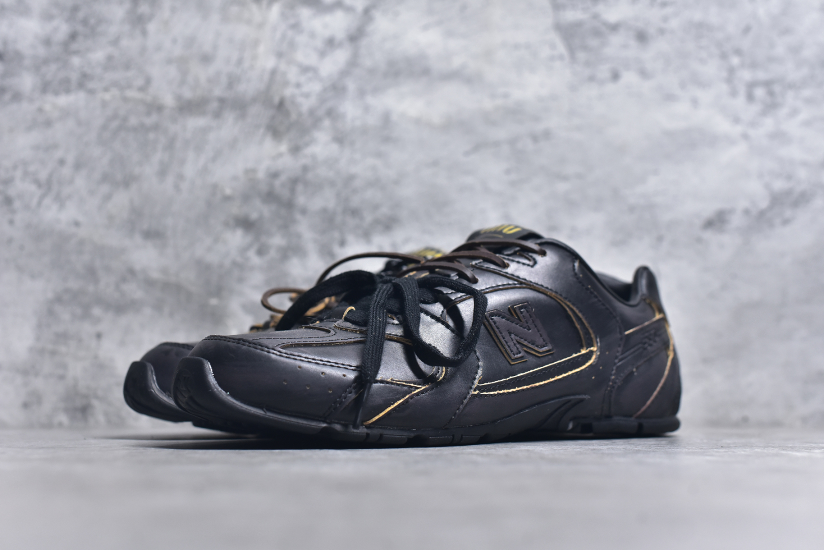 图片[2]-#缪缪MiuMiu x New Balance NB530 SL系列低帮经典复古休闲运动慢跑鞋 近几年运动品牌与各大潮流品牌不断推出联名产品，在球鞋圈拥有极高的热度。此外，奢侈品牌和运动品牌联名也早已非新鲜事，继 Dior 和 Jordan Brand 以及 Prada 和 adidas 合作后。近日，Miu Miu与New Balance的合作基本已经成为定番，每年都会上新，而近期的最新联名也已经正式曝光，预计会在24年春夏面世！相比之前两次使用的574，这次Miu Miu带来了全新风格。采用了全新型号MR530进行设计，继续使用复古的旧化效果和去年就被带火的美拉德配色打造。Miu Miu作为千禧文化的重要推手，这次也是直接挑选了New Balance 2000年代时发布的健身跑鞋MR530。整体做旧效果非常明显，甚至有些二手鞋的感觉，多少是有点瘦巴黎世家影响了……配色方面将会推出米色和棕色两种颜色可供选择，整体覆盖了做旧麂皮，鞋舌和鞋垫和之前一致，有Miu Miu的Logo，同时搭配皮革和棉质双鞋带组成。尺码：35.5 36 37 37.5 38 38.5 39.5 40 40.5 41.5 42 42.5 43.5 44 45-选品中心