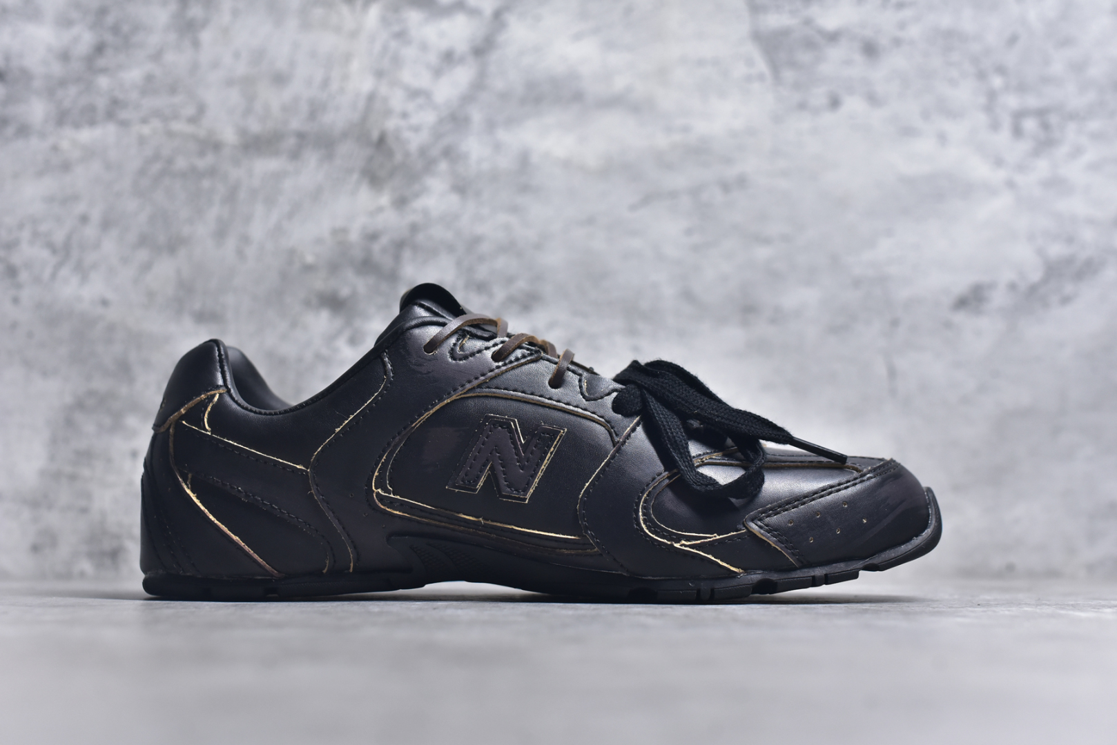 图片[3]-#缪缪MiuMiu x New Balance NB530 SL系列低帮经典复古休闲运动慢跑鞋 近几年运动品牌与各大潮流品牌不断推出联名产品，在球鞋圈拥有极高的热度。此外，奢侈品牌和运动品牌联名也早已非新鲜事，继 Dior 和 Jordan Brand 以及 Prada 和 adidas 合作后。近日，Miu Miu与New Balance的合作基本已经成为定番，每年都会上新，而近期的最新联名也已经正式曝光，预计会在24年春夏面世！相比之前两次使用的574，这次Miu Miu带来了全新风格。采用了全新型号MR530进行设计，继续使用复古的旧化效果和去年就被带火的美拉德配色打造。Miu Miu作为千禧文化的重要推手，这次也是直接挑选了New Balance 2000年代时发布的健身跑鞋MR530。整体做旧效果非常明显，甚至有些二手鞋的感觉，多少是有点瘦巴黎世家影响了……配色方面将会推出米色和棕色两种颜色可供选择，整体覆盖了做旧麂皮，鞋舌和鞋垫和之前一致，有Miu Miu的Logo，同时搭配皮革和棉质双鞋带组成。尺码：35.5 36 37 37.5 38 38.5 39.5 40 40.5 41.5 42 42.5 43.5 44 45-选品中心