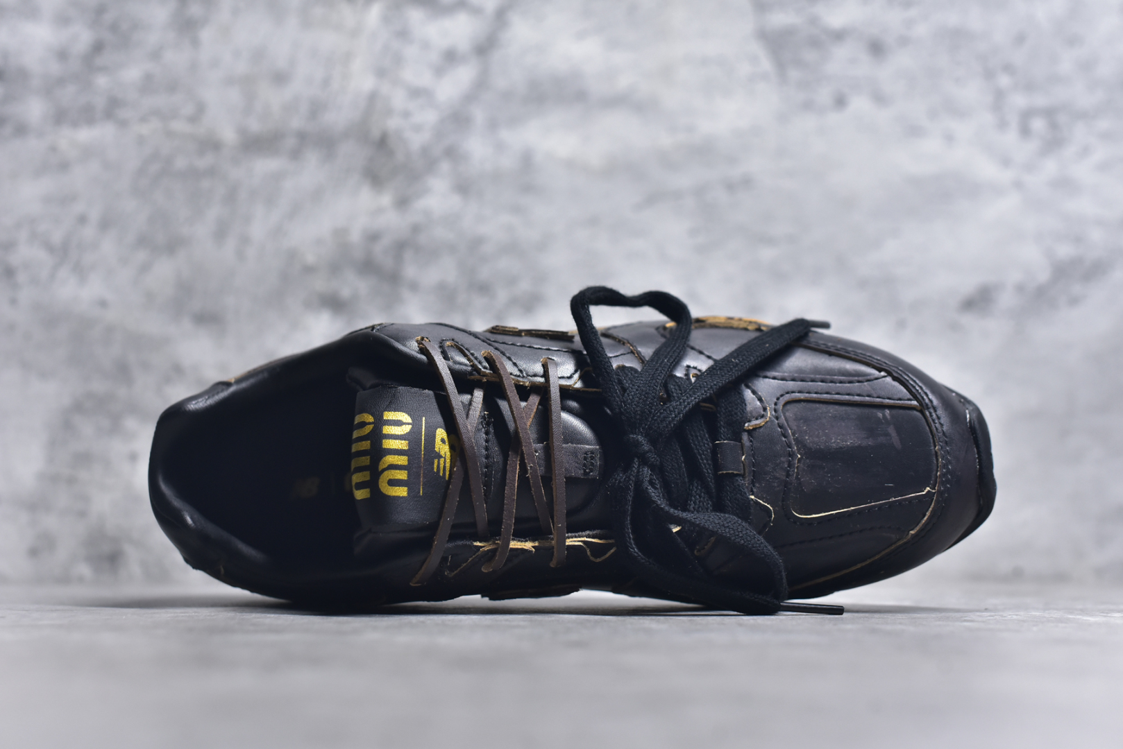图片[4]-#缪缪MiuMiu x New Balance NB530 SL系列低帮经典复古休闲运动慢跑鞋 近几年运动品牌与各大潮流品牌不断推出联名产品，在球鞋圈拥有极高的热度。此外，奢侈品牌和运动品牌联名也早已非新鲜事，继 Dior 和 Jordan Brand 以及 Prada 和 adidas 合作后。近日，Miu Miu与New Balance的合作基本已经成为定番，每年都会上新，而近期的最新联名也已经正式曝光，预计会在24年春夏面世！相比之前两次使用的574，这次Miu Miu带来了全新风格。采用了全新型号MR530进行设计，继续使用复古的旧化效果和去年就被带火的美拉德配色打造。Miu Miu作为千禧文化的重要推手，这次也是直接挑选了New Balance 2000年代时发布的健身跑鞋MR530。整体做旧效果非常明显，甚至有些二手鞋的感觉，多少是有点瘦巴黎世家影响了……配色方面将会推出米色和棕色两种颜色可供选择，整体覆盖了做旧麂皮，鞋舌和鞋垫和之前一致，有Miu Miu的Logo，同时搭配皮革和棉质双鞋带组成。尺码：35.5 36 37 37.5 38 38.5 39.5 40 40.5 41.5 42 42.5 43.5 44 45-选品中心