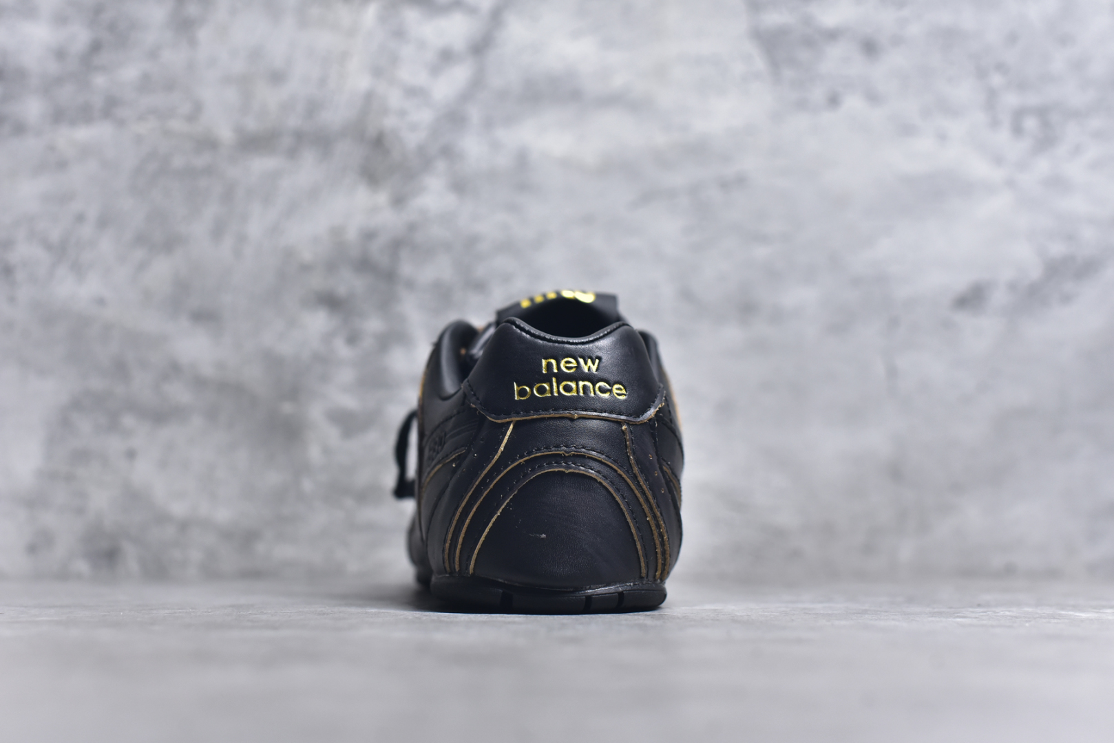 图片[5]-#缪缪MiuMiu x New Balance NB530 SL系列低帮经典复古休闲运动慢跑鞋 近几年运动品牌与各大潮流品牌不断推出联名产品，在球鞋圈拥有极高的热度。此外，奢侈品牌和运动品牌联名也早已非新鲜事，继 Dior 和 Jordan Brand 以及 Prada 和 adidas 合作后。近日，Miu Miu与New Balance的合作基本已经成为定番，每年都会上新，而近期的最新联名也已经正式曝光，预计会在24年春夏面世！相比之前两次使用的574，这次Miu Miu带来了全新风格。采用了全新型号MR530进行设计，继续使用复古的旧化效果和去年就被带火的美拉德配色打造。Miu Miu作为千禧文化的重要推手，这次也是直接挑选了New Balance 2000年代时发布的健身跑鞋MR530。整体做旧效果非常明显，甚至有些二手鞋的感觉，多少是有点瘦巴黎世家影响了……配色方面将会推出米色和棕色两种颜色可供选择，整体覆盖了做旧麂皮，鞋舌和鞋垫和之前一致，有Miu Miu的Logo，同时搭配皮革和棉质双鞋带组成。尺码：35.5 36 37 37.5 38 38.5 39.5 40 40.5 41.5 42 42.5 43.5 44 45-选品中心