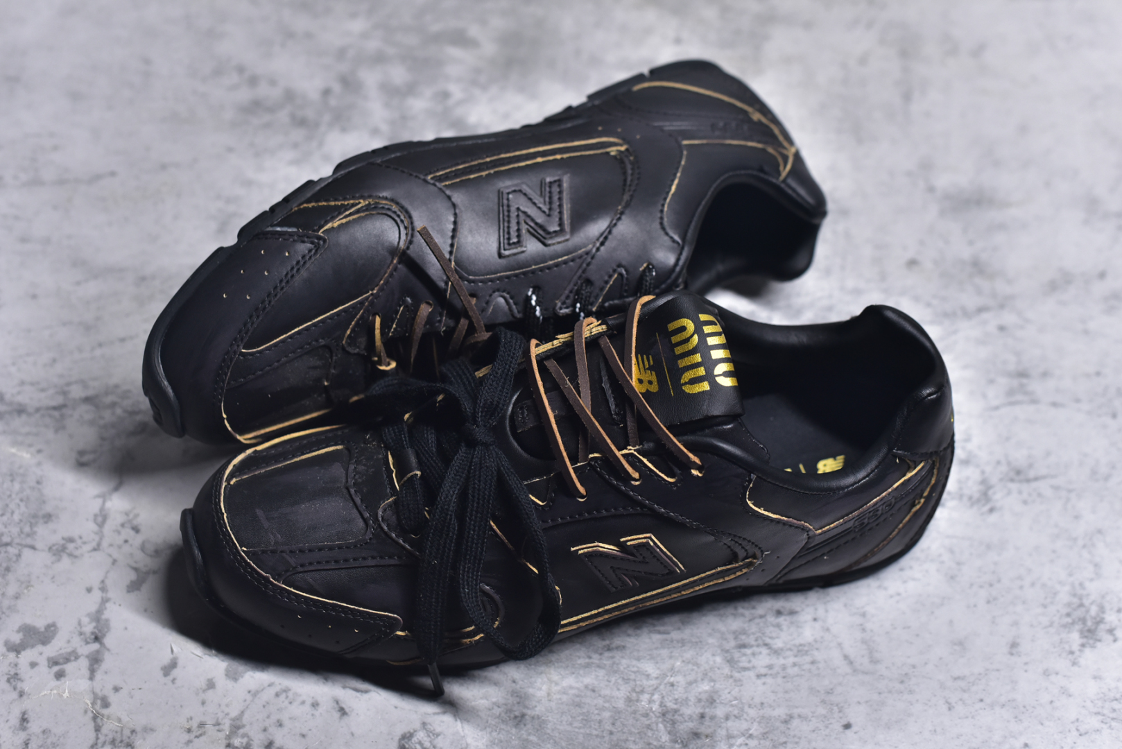 图片[7]-#缪缪MiuMiu x New Balance NB530 SL系列低帮经典复古休闲运动慢跑鞋 近几年运动品牌与各大潮流品牌不断推出联名产品，在球鞋圈拥有极高的热度。此外，奢侈品牌和运动品牌联名也早已非新鲜事，继 Dior 和 Jordan Brand 以及 Prada 和 adidas 合作后。近日，Miu Miu与New Balance的合作基本已经成为定番，每年都会上新，而近期的最新联名也已经正式曝光，预计会在24年春夏面世！相比之前两次使用的574，这次Miu Miu带来了全新风格。采用了全新型号MR530进行设计，继续使用复古的旧化效果和去年就被带火的美拉德配色打造。Miu Miu作为千禧文化的重要推手，这次也是直接挑选了New Balance 2000年代时发布的健身跑鞋MR530。整体做旧效果非常明显，甚至有些二手鞋的感觉，多少是有点瘦巴黎世家影响了……配色方面将会推出米色和棕色两种颜色可供选择，整体覆盖了做旧麂皮，鞋舌和鞋垫和之前一致，有Miu Miu的Logo，同时搭配皮革和棉质双鞋带组成。尺码：35.5 36 37 37.5 38 38.5 39.5 40 40.5 41.5 42 42.5 43.5 44 45-选品中心