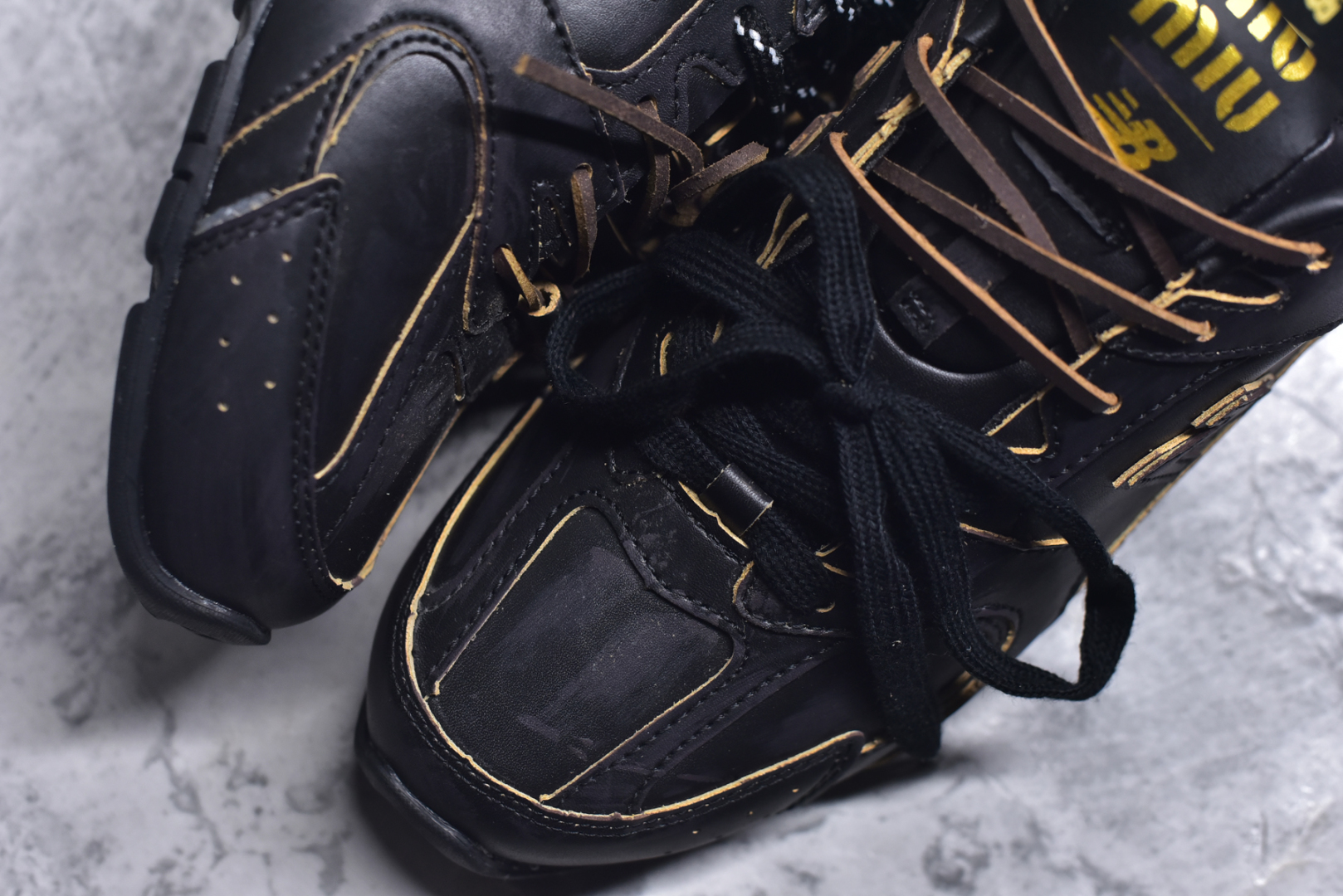图片[8]-#缪缪MiuMiu x New Balance NB530 SL系列低帮经典复古休闲运动慢跑鞋 近几年运动品牌与各大潮流品牌不断推出联名产品，在球鞋圈拥有极高的热度。此外，奢侈品牌和运动品牌联名也早已非新鲜事，继 Dior 和 Jordan Brand 以及 Prada 和 adidas 合作后。近日，Miu Miu与New Balance的合作基本已经成为定番，每年都会上新，而近期的最新联名也已经正式曝光，预计会在24年春夏面世！相比之前两次使用的574，这次Miu Miu带来了全新风格。采用了全新型号MR530进行设计，继续使用复古的旧化效果和去年就被带火的美拉德配色打造。Miu Miu作为千禧文化的重要推手，这次也是直接挑选了New Balance 2000年代时发布的健身跑鞋MR530。整体做旧效果非常明显，甚至有些二手鞋的感觉，多少是有点瘦巴黎世家影响了……配色方面将会推出米色和棕色两种颜色可供选择，整体覆盖了做旧麂皮，鞋舌和鞋垫和之前一致，有Miu Miu的Logo，同时搭配皮革和棉质双鞋带组成。尺码：35.5 36 37 37.5 38 38.5 39.5 40 40.5 41.5 42 42.5 43.5 44 45-选品中心