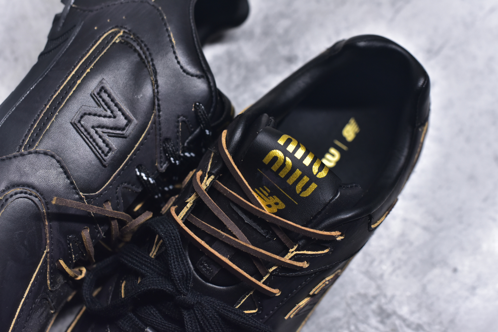 图片[9]-#缪缪MiuMiu x New Balance NB530 SL系列低帮经典复古休闲运动慢跑鞋 近几年运动品牌与各大潮流品牌不断推出联名产品，在球鞋圈拥有极高的热度。此外，奢侈品牌和运动品牌联名也早已非新鲜事，继 Dior 和 Jordan Brand 以及 Prada 和 adidas 合作后。近日，Miu Miu与New Balance的合作基本已经成为定番，每年都会上新，而近期的最新联名也已经正式曝光，预计会在24年春夏面世！相比之前两次使用的574，这次Miu Miu带来了全新风格。采用了全新型号MR530进行设计，继续使用复古的旧化效果和去年就被带火的美拉德配色打造。Miu Miu作为千禧文化的重要推手，这次也是直接挑选了New Balance 2000年代时发布的健身跑鞋MR530。整体做旧效果非常明显，甚至有些二手鞋的感觉，多少是有点瘦巴黎世家影响了……配色方面将会推出米色和棕色两种颜色可供选择，整体覆盖了做旧麂皮，鞋舌和鞋垫和之前一致，有Miu Miu的Logo，同时搭配皮革和棉质双鞋带组成。尺码：35.5 36 37 37.5 38 38.5 39.5 40 40.5 41.5 42 42.5 43.5 44 45-选品中心