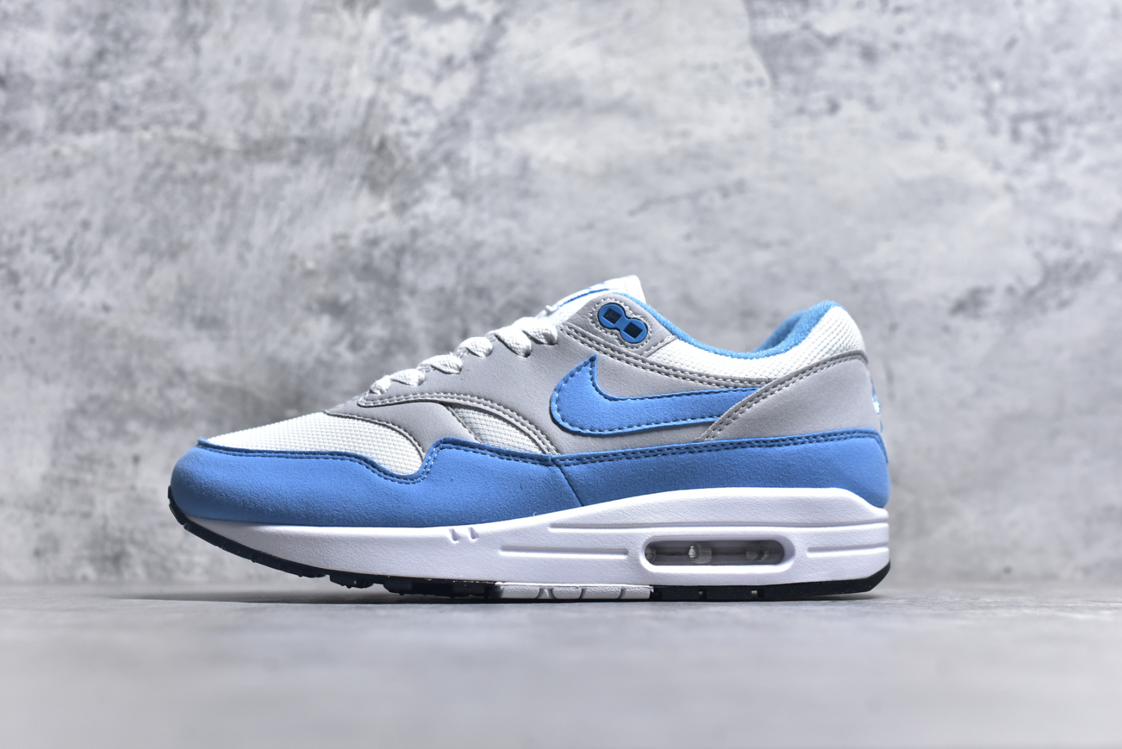 #NK Air Max 1 初代复古气垫慢跑鞋 FD9082-103 由Tinker Hatfeld和Mark Parker在1987年设计 灵感来自于巴黎蓬皮杜中心 在参观了蓬皮杜中心之后提出了Air Max的标志性开窗可视气垫的理念 并将其实际开发成功 是NK史上第一双可视气垫跑鞋 凭借着Air Max气垫带来的舒适脚感和鞋面面料上的不断精进才使得Air Max 1在现如今都是复古慢跑鞋的首选 深厚的历史渊源 独特的流线形设计 极为复古的外观使得它深受鞋迷的喜爱 尺码：36 36.5 37.5 38 38.5 39 40 40.5 41 42 42.5 43 44 44.5 45-选品中心