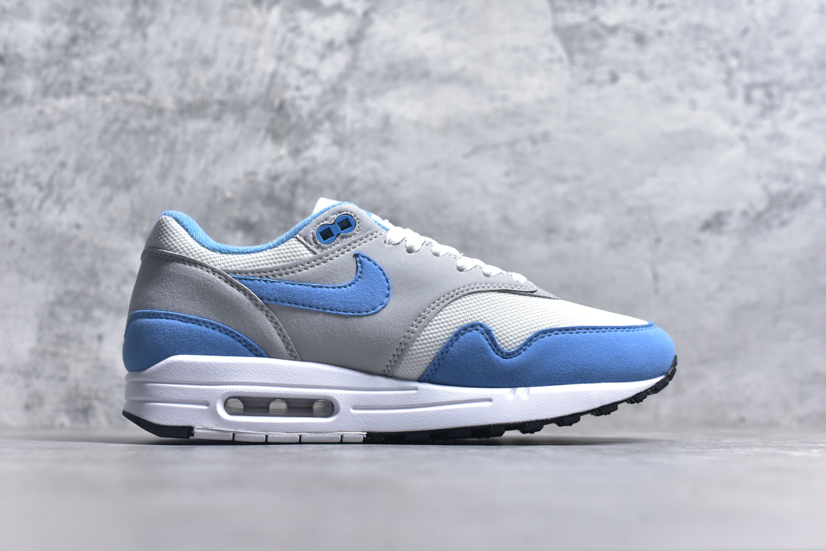 图片[3]-#NK Air Max 1 初代复古气垫慢跑鞋 FD9082-103 由Tinker Hatfeld和Mark Parker在1987年设计 灵感来自于巴黎蓬皮杜中心 在参观了蓬皮杜中心之后提出了Air Max的标志性开窗可视气垫的理念 并将其实际开发成功 是NK史上第一双可视气垫跑鞋 凭借着Air Max气垫带来的舒适脚感和鞋面面料上的不断精进才使得Air Max 1在现如今都是复古慢跑鞋的首选 深厚的历史渊源 独特的流线形设计 极为复古的外观使得它深受鞋迷的喜爱 尺码：36 36.5 37.5 38 38.5 39 40 40.5 41 42 42.5 43 44 44.5 45-选品中心