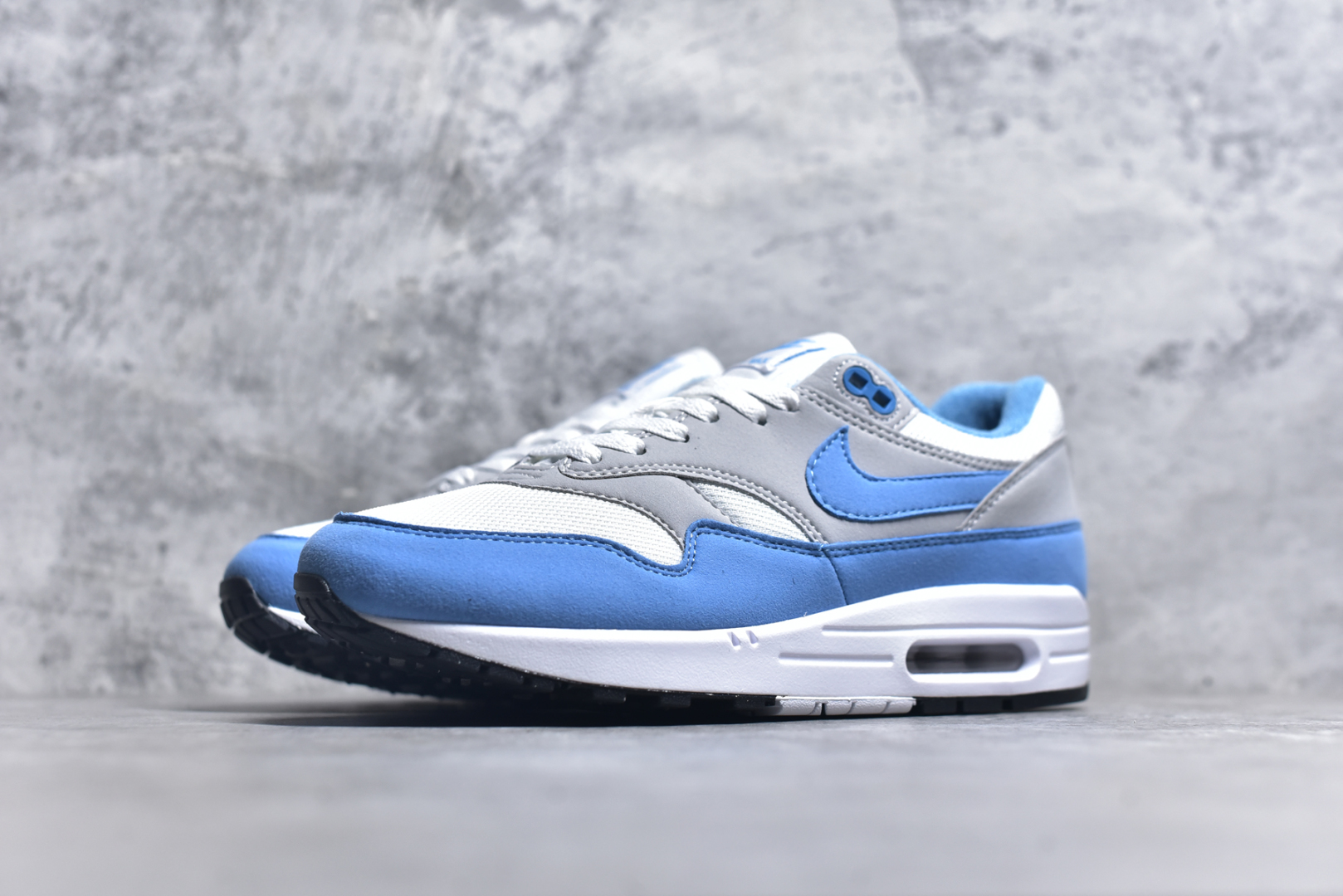 图片[2]-#NK Air Max 1 初代复古气垫慢跑鞋 FD9082-103 由Tinker Hatfeld和Mark Parker在1987年设计 灵感来自于巴黎蓬皮杜中心 在参观了蓬皮杜中心之后提出了Air Max的标志性开窗可视气垫的理念 并将其实际开发成功 是NK史上第一双可视气垫跑鞋 凭借着Air Max气垫带来的舒适脚感和鞋面面料上的不断精进才使得Air Max 1在现如今都是复古慢跑鞋的首选 深厚的历史渊源 独特的流线形设计 极为复古的外观使得它深受鞋迷的喜爱 尺码：36 36.5 37.5 38 38.5 39 40 40.5 41 42 42.5 43 44 44.5 45-选品中心