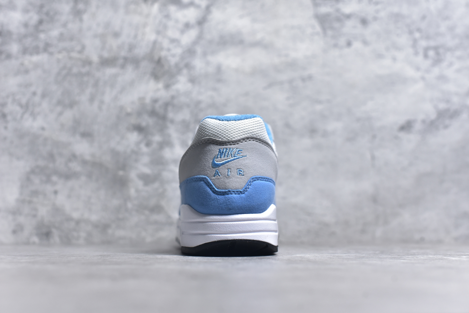 图片[5]-#NK Air Max 1 初代复古气垫慢跑鞋 FD9082-103 由Tinker Hatfeld和Mark Parker在1987年设计 灵感来自于巴黎蓬皮杜中心 在参观了蓬皮杜中心之后提出了Air Max的标志性开窗可视气垫的理念 并将其实际开发成功 是NK史上第一双可视气垫跑鞋 凭借着Air Max气垫带来的舒适脚感和鞋面面料上的不断精进才使得Air Max 1在现如今都是复古慢跑鞋的首选 深厚的历史渊源 独特的流线形设计 极为复古的外观使得它深受鞋迷的喜爱 尺码：36 36.5 37.5 38 38.5 39 40 40.5 41 42 42.5 43 44 44.5 45-选品中心