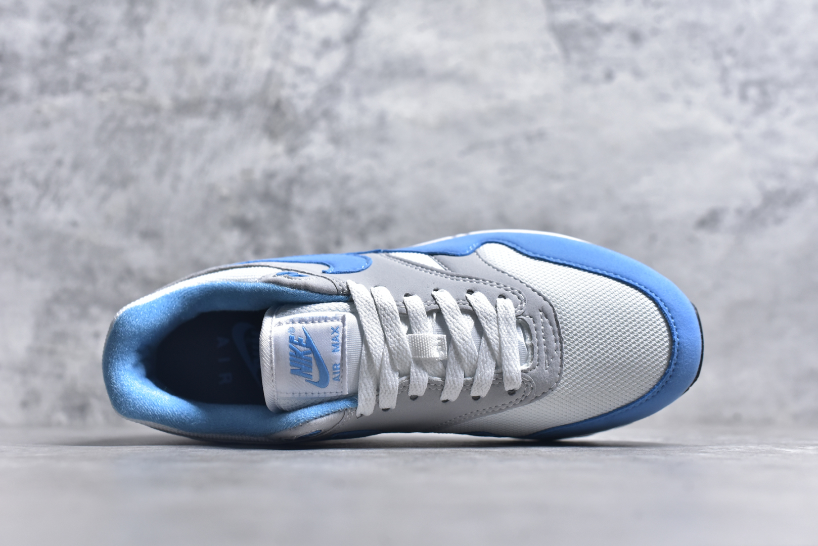 图片[4]-#NK Air Max 1 初代复古气垫慢跑鞋 FD9082-103 由Tinker Hatfeld和Mark Parker在1987年设计 灵感来自于巴黎蓬皮杜中心 在参观了蓬皮杜中心之后提出了Air Max的标志性开窗可视气垫的理念 并将其实际开发成功 是NK史上第一双可视气垫跑鞋 凭借着Air Max气垫带来的舒适脚感和鞋面面料上的不断精进才使得Air Max 1在现如今都是复古慢跑鞋的首选 深厚的历史渊源 独特的流线形设计 极为复古的外观使得它深受鞋迷的喜爱 尺码：36 36.5 37.5 38 38.5 39 40 40.5 41 42 42.5 43 44 44.5 45-选品中心