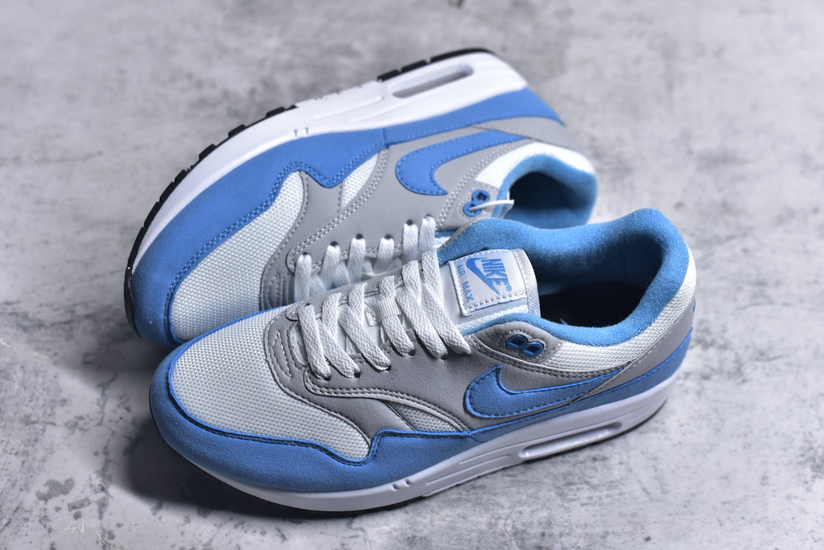 图片[7]-#NK Air Max 1 初代复古气垫慢跑鞋 FD9082-103 由Tinker Hatfeld和Mark Parker在1987年设计 灵感来自于巴黎蓬皮杜中心 在参观了蓬皮杜中心之后提出了Air Max的标志性开窗可视气垫的理念 并将其实际开发成功 是NK史上第一双可视气垫跑鞋 凭借着Air Max气垫带来的舒适脚感和鞋面面料上的不断精进才使得Air Max 1在现如今都是复古慢跑鞋的首选 深厚的历史渊源 独特的流线形设计 极为复古的外观使得它深受鞋迷的喜爱 尺码：36 36.5 37.5 38 38.5 39 40 40.5 41 42 42.5 43 44 44.5 45-选品中心