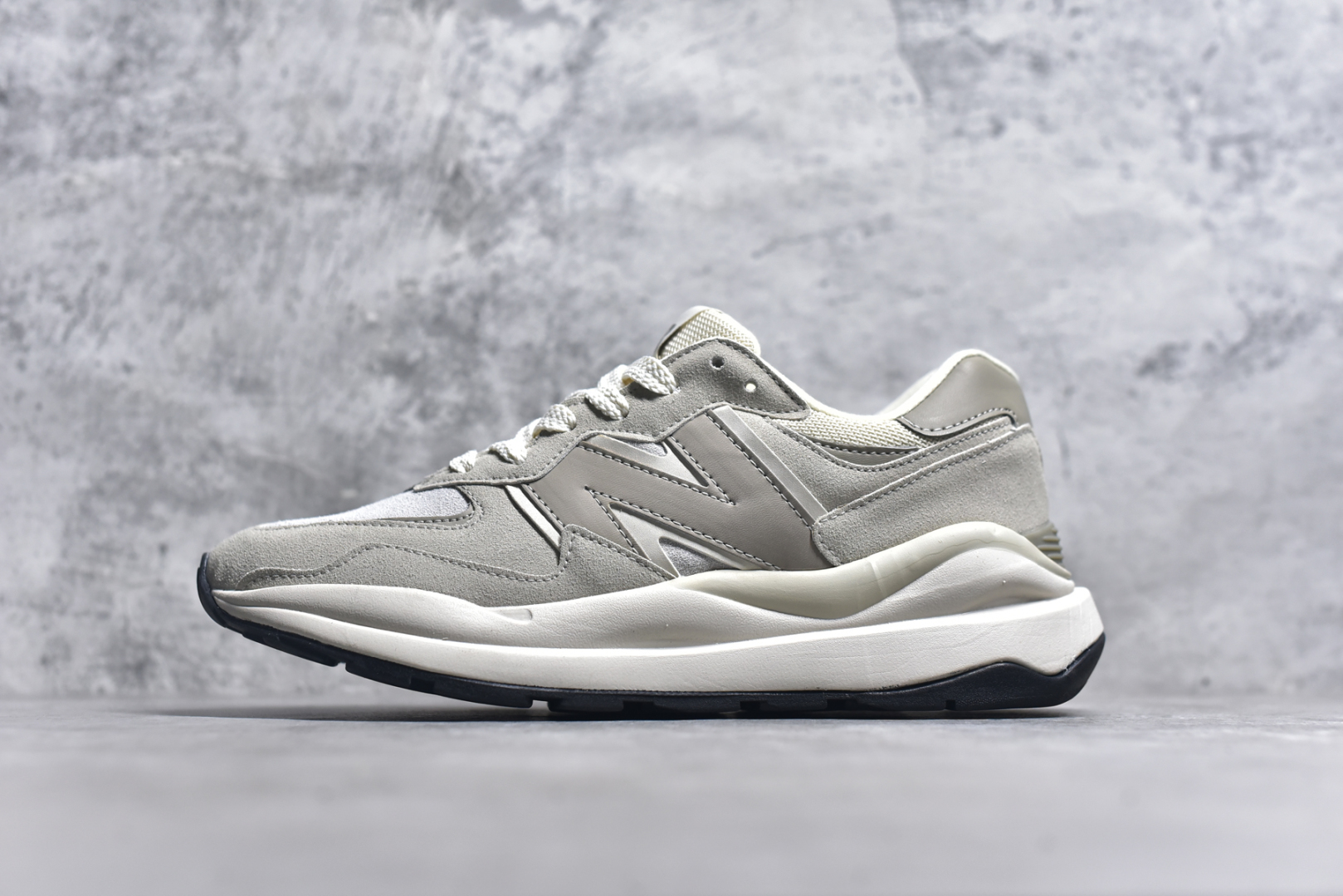 #＃福利特价 New Balance/新百伦 NB5740系列 复古休闲运动跑鞋 特别以1988年首度面世的经典574作为设计蓝本 保留574简约易衬的80s鞋型轮廓 同时再加以向90年代特立独行的抢眼美学致敬 凭借多种严选的优质素材重塑出让人耳目一新又充满层次感的革新中低结构 另一方面 为呼应90年代的巨大化潮流 鞋侧也点题采用了相应的巨大化N字Logo 并且加上反光细节点缀 再结合同样启发自574并经过改良的抓地鞋底 可谓集结两大年代的注目设计元素 尺码：36 36.5 37 37.5 38 38.5 39 40 40.5 41 42 42.5 43 44 45-选品中心