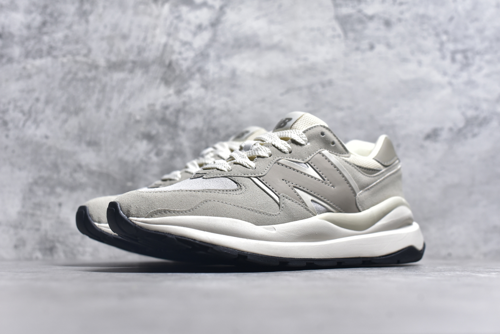 图片[2]-#＃福利特价 New Balance/新百伦 NB5740系列 复古休闲运动跑鞋 特别以1988年首度面世的经典574作为设计蓝本 保留574简约易衬的80s鞋型轮廓 同时再加以向90年代特立独行的抢眼美学致敬 凭借多种严选的优质素材重塑出让人耳目一新又充满层次感的革新中低结构 另一方面 为呼应90年代的巨大化潮流 鞋侧也点题采用了相应的巨大化N字Logo 并且加上反光细节点缀 再结合同样启发自574并经过改良的抓地鞋底 可谓集结两大年代的注目设计元素 尺码：36 36.5 37 37.5 38 38.5 39 40 40.5 41 42 42.5 43 44 45-选品中心