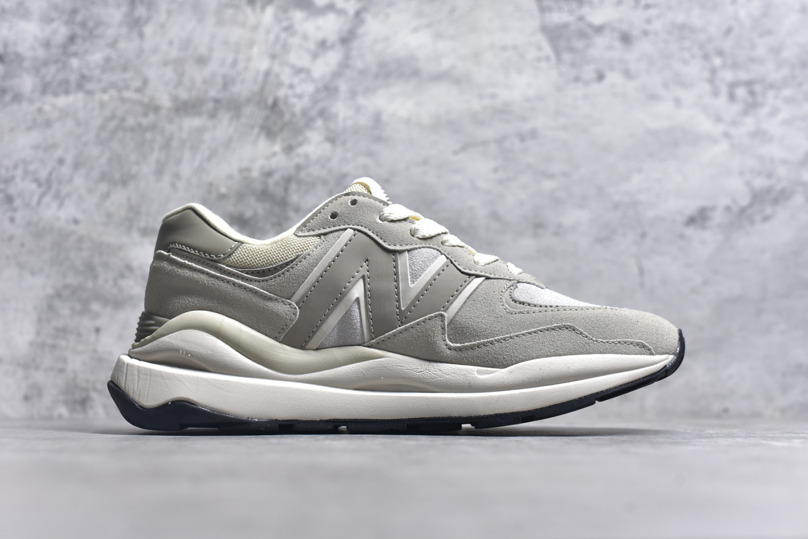 图片[3]-#＃福利特价 New Balance/新百伦 NB5740系列 复古休闲运动跑鞋 特别以1988年首度面世的经典574作为设计蓝本 保留574简约易衬的80s鞋型轮廓 同时再加以向90年代特立独行的抢眼美学致敬 凭借多种严选的优质素材重塑出让人耳目一新又充满层次感的革新中低结构 另一方面 为呼应90年代的巨大化潮流 鞋侧也点题采用了相应的巨大化N字Logo 并且加上反光细节点缀 再结合同样启发自574并经过改良的抓地鞋底 可谓集结两大年代的注目设计元素 尺码：36 36.5 37 37.5 38 38.5 39 40 40.5 41 42 42.5 43 44 45-选品中心