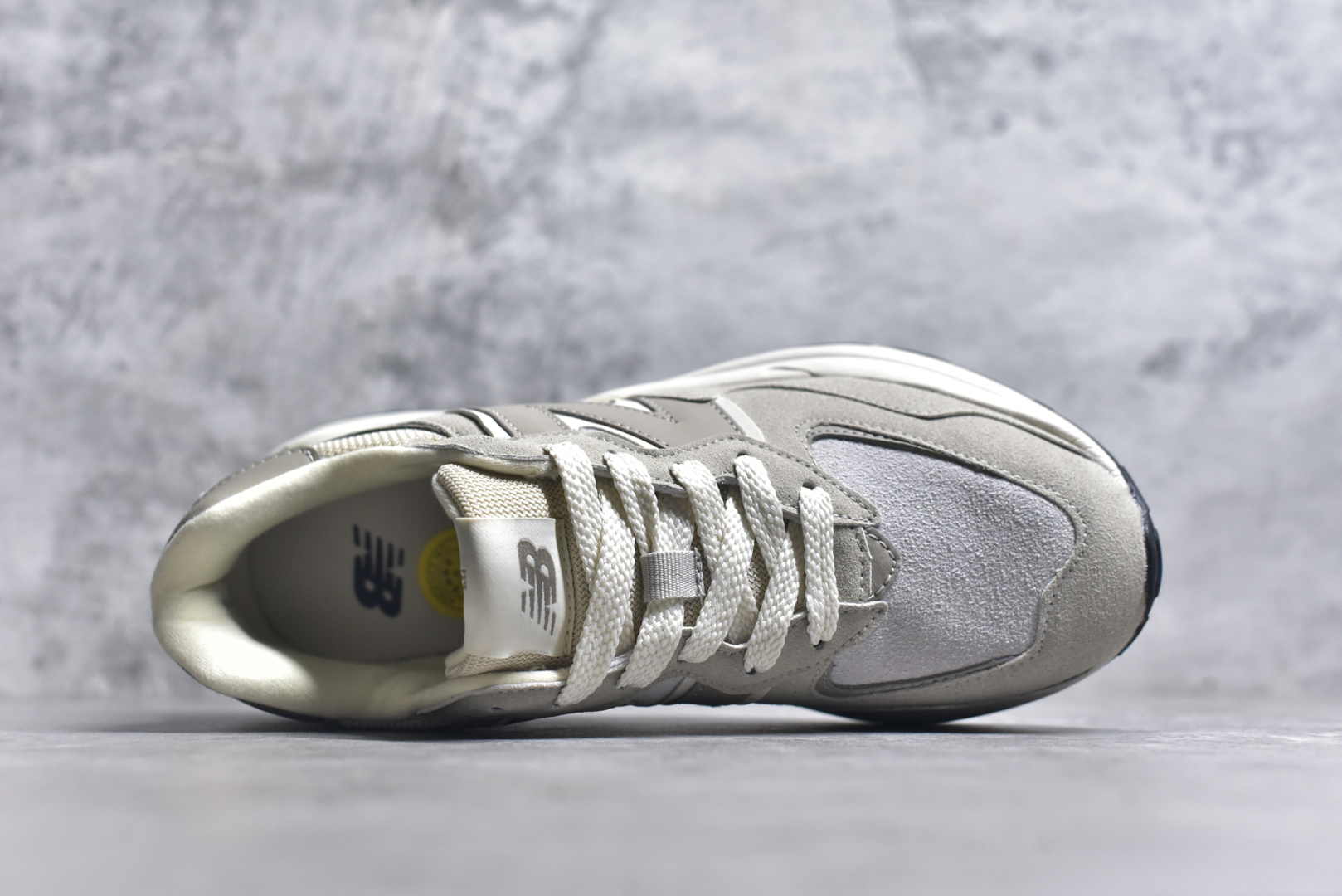 图片[4]-#＃福利特价 New Balance/新百伦 NB5740系列 复古休闲运动跑鞋 特别以1988年首度面世的经典574作为设计蓝本 保留574简约易衬的80s鞋型轮廓 同时再加以向90年代特立独行的抢眼美学致敬 凭借多种严选的优质素材重塑出让人耳目一新又充满层次感的革新中低结构 另一方面 为呼应90年代的巨大化潮流 鞋侧也点题采用了相应的巨大化N字Logo 并且加上反光细节点缀 再结合同样启发自574并经过改良的抓地鞋底 可谓集结两大年代的注目设计元素 尺码：36 36.5 37 37.5 38 38.5 39 40 40.5 41 42 42.5 43 44 45-选品中心