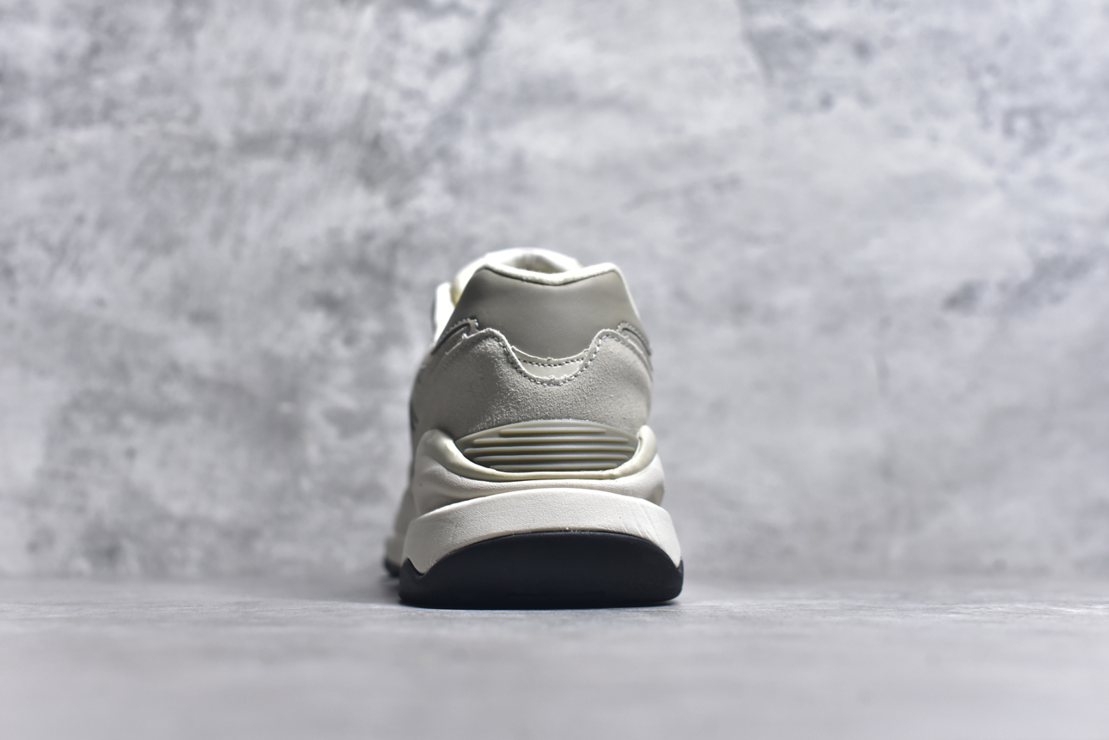 图片[5]-#＃福利特价 New Balance/新百伦 NB5740系列 复古休闲运动跑鞋 特别以1988年首度面世的经典574作为设计蓝本 保留574简约易衬的80s鞋型轮廓 同时再加以向90年代特立独行的抢眼美学致敬 凭借多种严选的优质素材重塑出让人耳目一新又充满层次感的革新中低结构 另一方面 为呼应90年代的巨大化潮流 鞋侧也点题采用了相应的巨大化N字Logo 并且加上反光细节点缀 再结合同样启发自574并经过改良的抓地鞋底 可谓集结两大年代的注目设计元素 尺码：36 36.5 37 37.5 38 38.5 39 40 40.5 41 42 42.5 43 44 45-选品中心