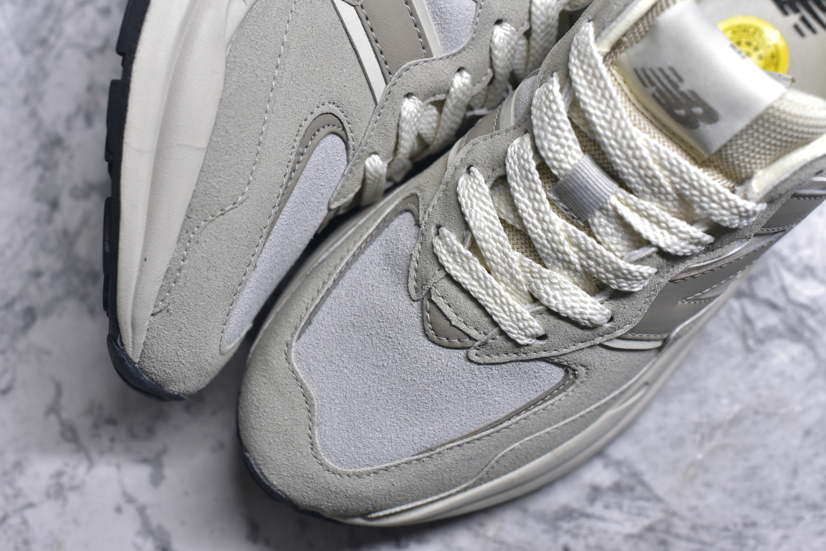图片[8]-#＃福利特价 New Balance/新百伦 NB5740系列 复古休闲运动跑鞋 特别以1988年首度面世的经典574作为设计蓝本 保留574简约易衬的80s鞋型轮廓 同时再加以向90年代特立独行的抢眼美学致敬 凭借多种严选的优质素材重塑出让人耳目一新又充满层次感的革新中低结构 另一方面 为呼应90年代的巨大化潮流 鞋侧也点题采用了相应的巨大化N字Logo 并且加上反光细节点缀 再结合同样启发自574并经过改良的抓地鞋底 可谓集结两大年代的注目设计元素 尺码：36 36.5 37 37.5 38 38.5 39 40 40.5 41 42 42.5 43 44 45-选品中心