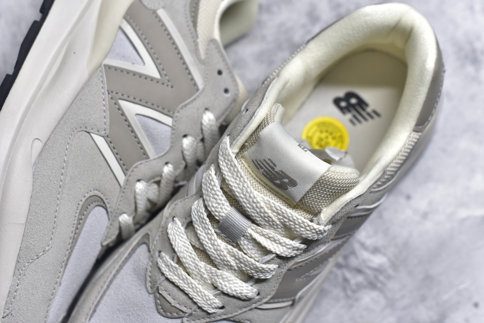图片[9]-#＃福利特价 New Balance/新百伦 NB5740系列 复古休闲运动跑鞋 特别以1988年首度面世的经典574作为设计蓝本 保留574简约易衬的80s鞋型轮廓 同时再加以向90年代特立独行的抢眼美学致敬 凭借多种严选的优质素材重塑出让人耳目一新又充满层次感的革新中低结构 另一方面 为呼应90年代的巨大化潮流 鞋侧也点题采用了相应的巨大化N字Logo 并且加上反光细节点缀 再结合同样启发自574并经过改良的抓地鞋底 可谓集结两大年代的注目设计元素 尺码：36 36.5 37 37.5 38 38.5 39 40 40.5 41 42 42.5 43 44 45-选品中心