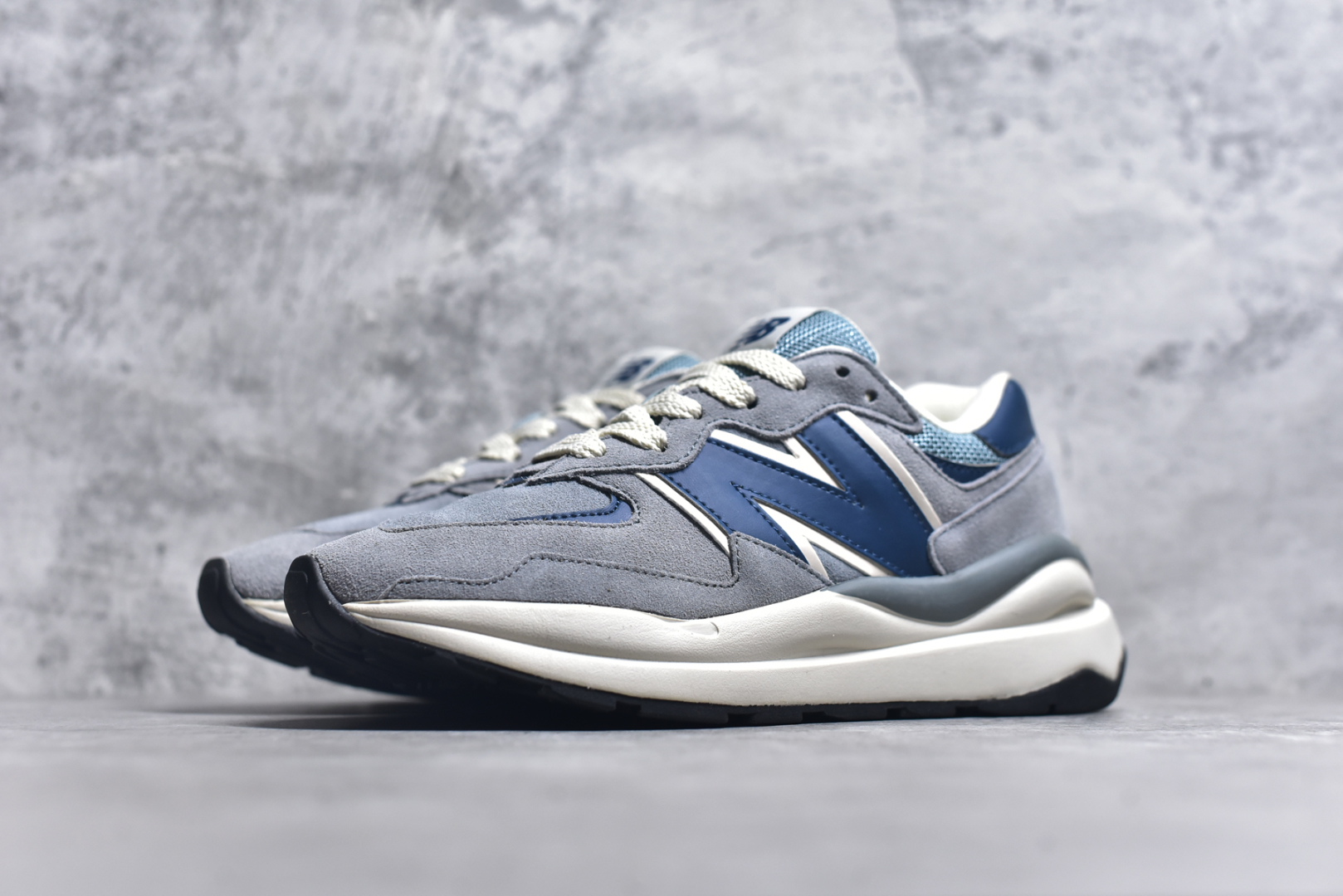 图片[2]-#＃福利特价 New Balance/新百伦 NB5740系列 复古休闲运动跑鞋 特别以1988年首度面世的经典574作为设计蓝本 保留574简约易衬的80s鞋型轮廓 同时再加以向90年代特立独行的抢眼美学致敬 凭借多种严选的优质素材重塑出让人耳目一新又充满层次感的革新中低结构 另一方面 为呼应90年代的巨大化潮流 鞋侧也点题采用了相应的巨大化N字Logo 并且加上反光细节点缀 再结合同样启发自574并经过改良的抓地鞋底 可谓集结两大年代的注目设计元素 尺码：36 36.5 37 37.5 38 38.5 39 40 40.5 41 42 42.5 43 44 45-选品中心