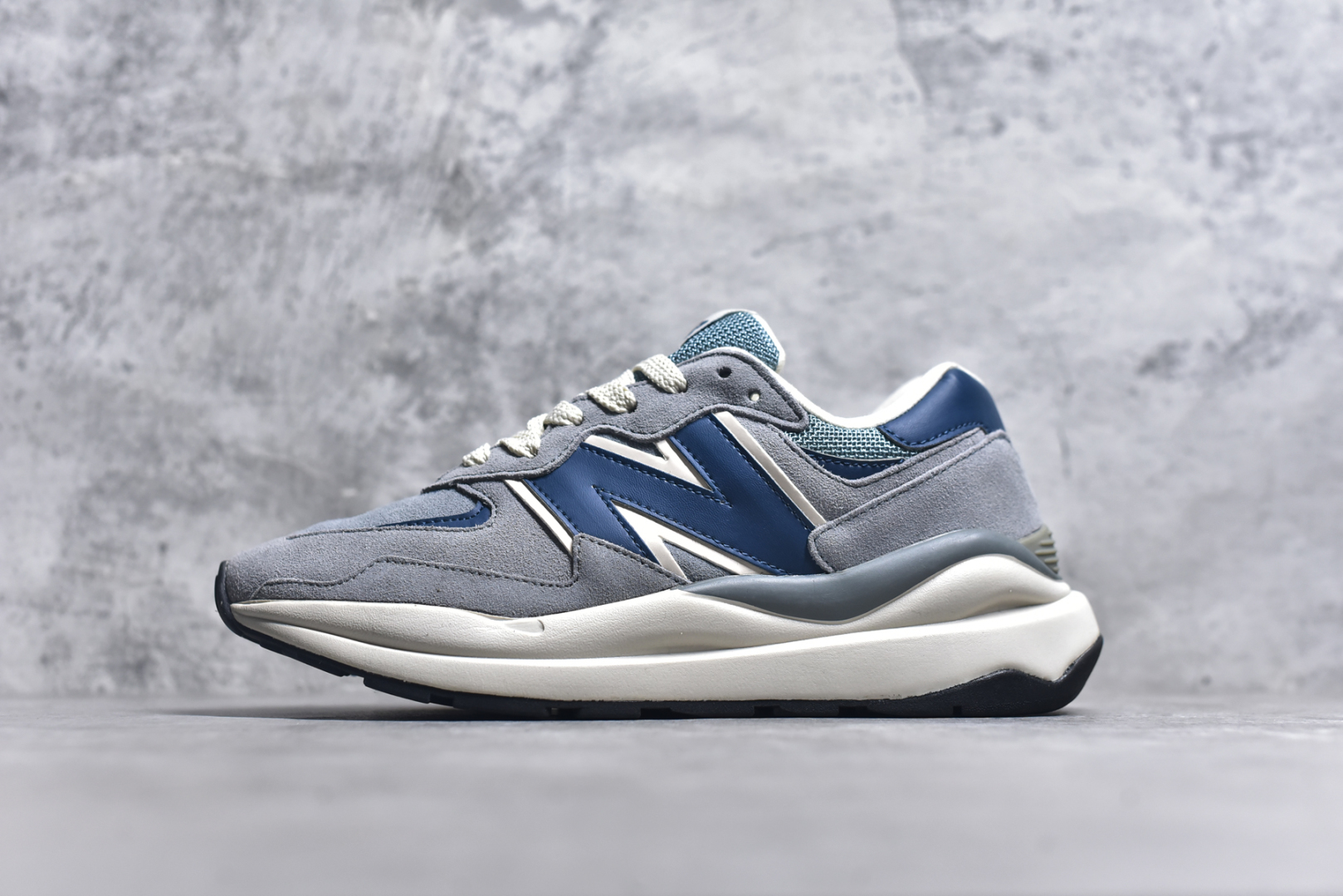 #＃福利特价 New Balance/新百伦 NB5740系列 复古休闲运动跑鞋 特别以1988年首度面世的经典574作为设计蓝本 保留574简约易衬的80s鞋型轮廓 同时再加以向90年代特立独行的抢眼美学致敬 凭借多种严选的优质素材重塑出让人耳目一新又充满层次感的革新中低结构 另一方面 为呼应90年代的巨大化潮流 鞋侧也点题采用了相应的巨大化N字Logo 并且加上反光细节点缀 再结合同样启发自574并经过改良的抓地鞋底 可谓集结两大年代的注目设计元素 尺码：36 36.5 37 37.5 38 38.5 39 40 40.5 41 42 42.5 43 44 45-选品中心