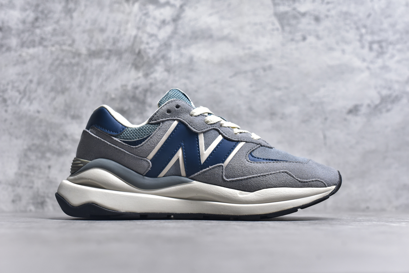 图片[3]-#＃福利特价 New Balance/新百伦 NB5740系列 复古休闲运动跑鞋 特别以1988年首度面世的经典574作为设计蓝本 保留574简约易衬的80s鞋型轮廓 同时再加以向90年代特立独行的抢眼美学致敬 凭借多种严选的优质素材重塑出让人耳目一新又充满层次感的革新中低结构 另一方面 为呼应90年代的巨大化潮流 鞋侧也点题采用了相应的巨大化N字Logo 并且加上反光细节点缀 再结合同样启发自574并经过改良的抓地鞋底 可谓集结两大年代的注目设计元素 尺码：36 36.5 37 37.5 38 38.5 39 40 40.5 41 42 42.5 43 44 45-选品中心