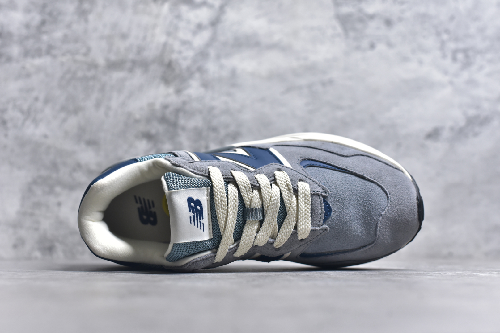 图片[4]-#＃福利特价 New Balance/新百伦 NB5740系列 复古休闲运动跑鞋 特别以1988年首度面世的经典574作为设计蓝本 保留574简约易衬的80s鞋型轮廓 同时再加以向90年代特立独行的抢眼美学致敬 凭借多种严选的优质素材重塑出让人耳目一新又充满层次感的革新中低结构 另一方面 为呼应90年代的巨大化潮流 鞋侧也点题采用了相应的巨大化N字Logo 并且加上反光细节点缀 再结合同样启发自574并经过改良的抓地鞋底 可谓集结两大年代的注目设计元素 尺码：36 36.5 37 37.5 38 38.5 39 40 40.5 41 42 42.5 43 44 45-选品中心