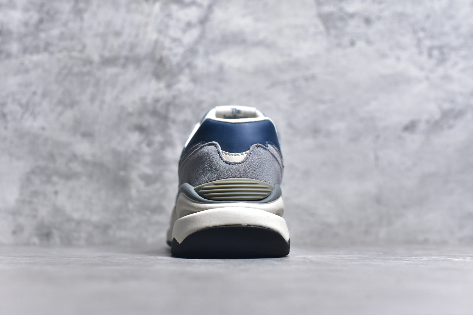 图片[5]-#＃福利特价 New Balance/新百伦 NB5740系列 复古休闲运动跑鞋 特别以1988年首度面世的经典574作为设计蓝本 保留574简约易衬的80s鞋型轮廓 同时再加以向90年代特立独行的抢眼美学致敬 凭借多种严选的优质素材重塑出让人耳目一新又充满层次感的革新中低结构 另一方面 为呼应90年代的巨大化潮流 鞋侧也点题采用了相应的巨大化N字Logo 并且加上反光细节点缀 再结合同样启发自574并经过改良的抓地鞋底 可谓集结两大年代的注目设计元素 尺码：36 36.5 37 37.5 38 38.5 39 40 40.5 41 42 42.5 43 44 45-选品中心