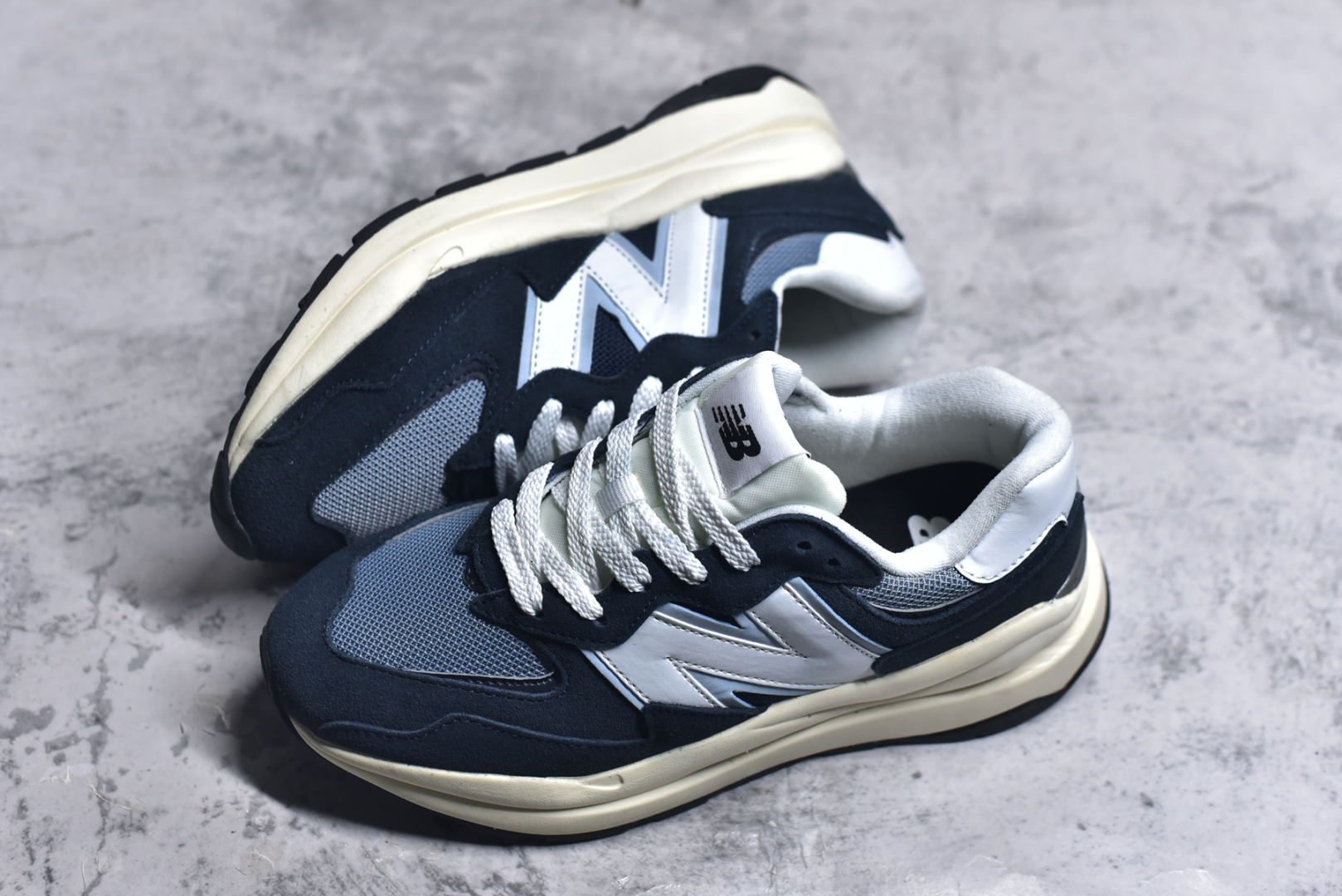 图片[7]-#＃福利特价 New Balance/新百伦 NB5740系列 复古休闲运动跑鞋 特别以1988年首度面世的经典574作为设计蓝本 保留574简约易衬的80s鞋型轮廓 同时再加以向90年代特立独行的抢眼美学致敬 凭借多种严选的优质素材重塑出让人耳目一新又充满层次感的革新中低结构 另一方面 为呼应90年代的巨大化潮流 鞋侧也点题采用了相应的巨大化N字Logo 并且加上反光细节点缀 再结合同样启发自574并经过改良的抓地鞋底 可谓集结两大年代的注目设计元素 尺码：36 36.5 37 37.5 38 38.5 39 40 40.5 41 42 42.5 43 44 45-选品中心