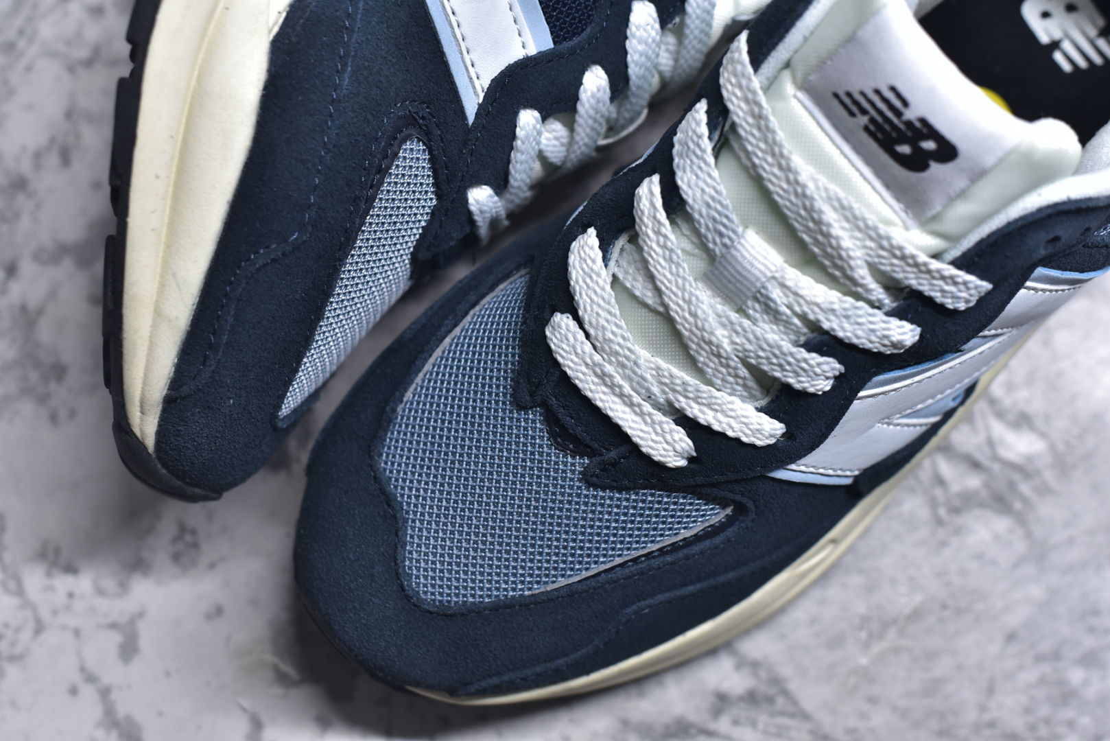 图片[8]-#＃福利特价 New Balance/新百伦 NB5740系列 复古休闲运动跑鞋 特别以1988年首度面世的经典574作为设计蓝本 保留574简约易衬的80s鞋型轮廓 同时再加以向90年代特立独行的抢眼美学致敬 凭借多种严选的优质素材重塑出让人耳目一新又充满层次感的革新中低结构 另一方面 为呼应90年代的巨大化潮流 鞋侧也点题采用了相应的巨大化N字Logo 并且加上反光细节点缀 再结合同样启发自574并经过改良的抓地鞋底 可谓集结两大年代的注目设计元素 尺码：36 36.5 37 37.5 38 38.5 39 40 40.5 41 42 42.5 43 44 45-选品中心