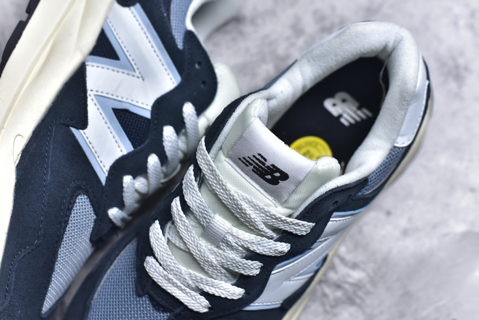 图片[9]-#＃福利特价 New Balance/新百伦 NB5740系列 复古休闲运动跑鞋 特别以1988年首度面世的经典574作为设计蓝本 保留574简约易衬的80s鞋型轮廓 同时再加以向90年代特立独行的抢眼美学致敬 凭借多种严选的优质素材重塑出让人耳目一新又充满层次感的革新中低结构 另一方面 为呼应90年代的巨大化潮流 鞋侧也点题采用了相应的巨大化N字Logo 并且加上反光细节点缀 再结合同样启发自574并经过改良的抓地鞋底 可谓集结两大年代的注目设计元素 尺码：36 36.5 37 37.5 38 38.5 39 40 40.5 41 42 42.5 43 44 45-选品中心