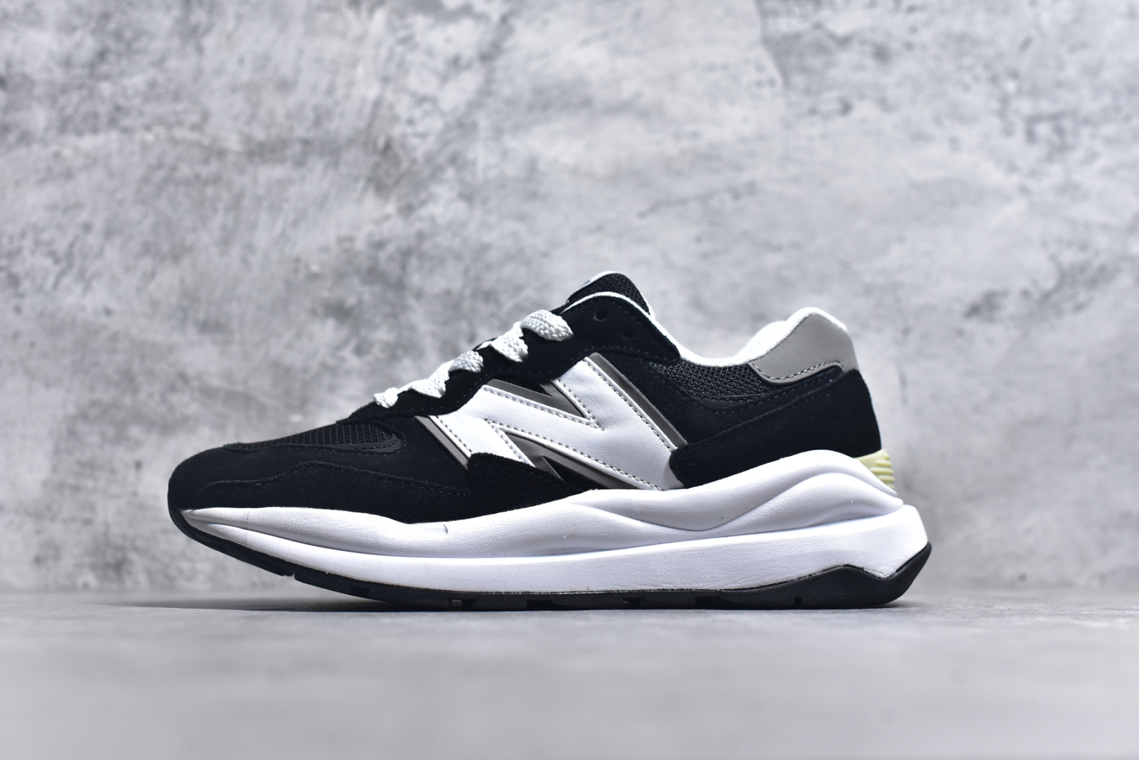 #＃福利特价 New Balance/新百伦 NB5740系列 复古休闲运动跑鞋 特别以1988年首度面世的经典574作为设计蓝本 保留574简约易衬的80s鞋型轮廓 同时再加以向90年代特立独行的抢眼美学致敬 凭借多种严选的优质素材重塑出让人耳目一新又充满层次感的革新中低结构 另一方面 为呼应90年代的巨大化潮流 鞋侧也点题采用了相应的巨大化N字Logo 并且加上反光细节点缀 再结合同样启发自574并经过改良的抓地鞋底 可谓集结两大年代的注目设计元素 尺码：36 36.5 37 37.5 38 38.5 39 40 40.5 41 42 42.5 43 44 45-选品中心