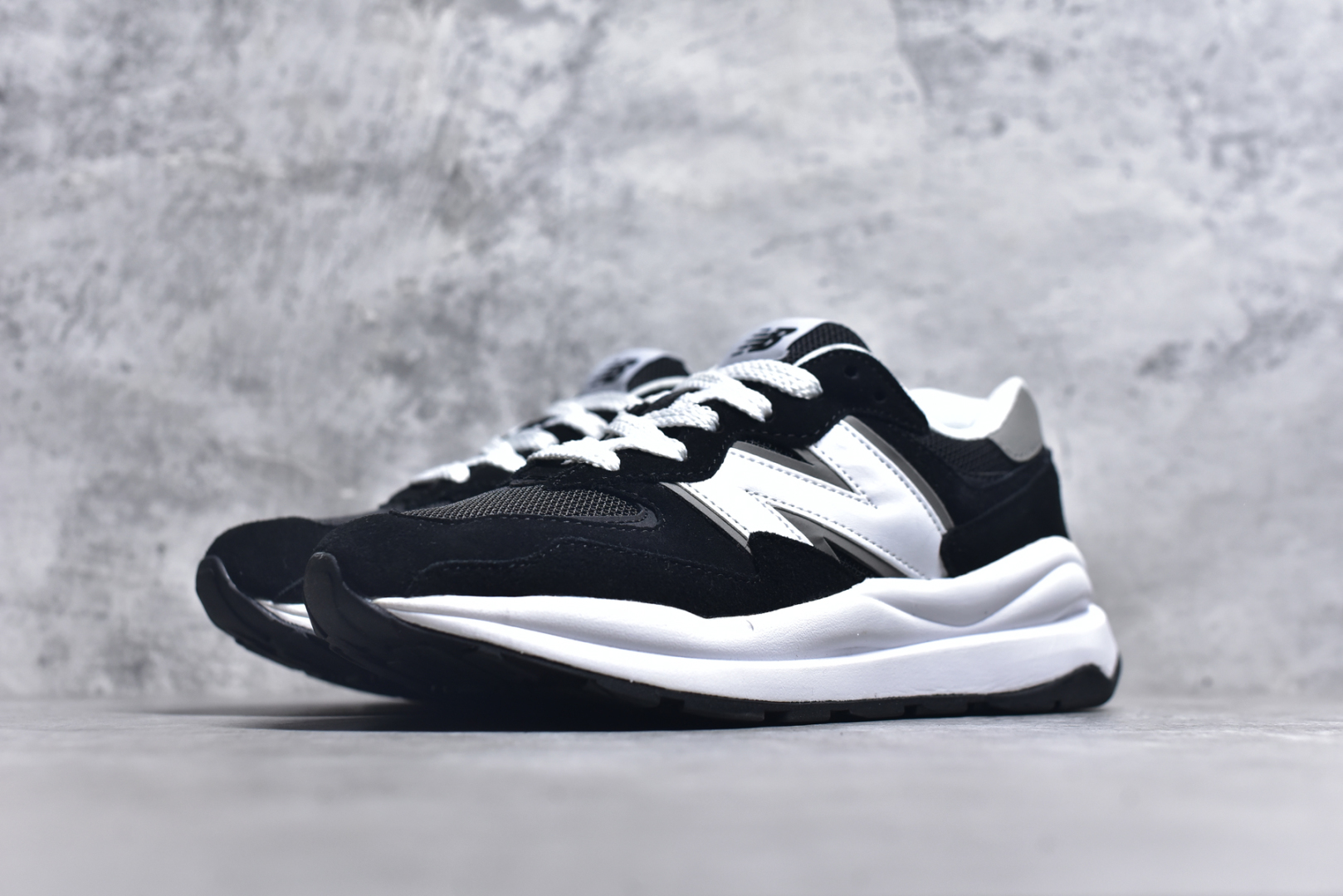 图片[2]-#＃福利特价 New Balance/新百伦 NB5740系列 复古休闲运动跑鞋 特别以1988年首度面世的经典574作为设计蓝本 保留574简约易衬的80s鞋型轮廓 同时再加以向90年代特立独行的抢眼美学致敬 凭借多种严选的优质素材重塑出让人耳目一新又充满层次感的革新中低结构 另一方面 为呼应90年代的巨大化潮流 鞋侧也点题采用了相应的巨大化N字Logo 并且加上反光细节点缀 再结合同样启发自574并经过改良的抓地鞋底 可谓集结两大年代的注目设计元素 尺码：36 36.5 37 37.5 38 38.5 39 40 40.5 41 42 42.5 43 44 45-选品中心