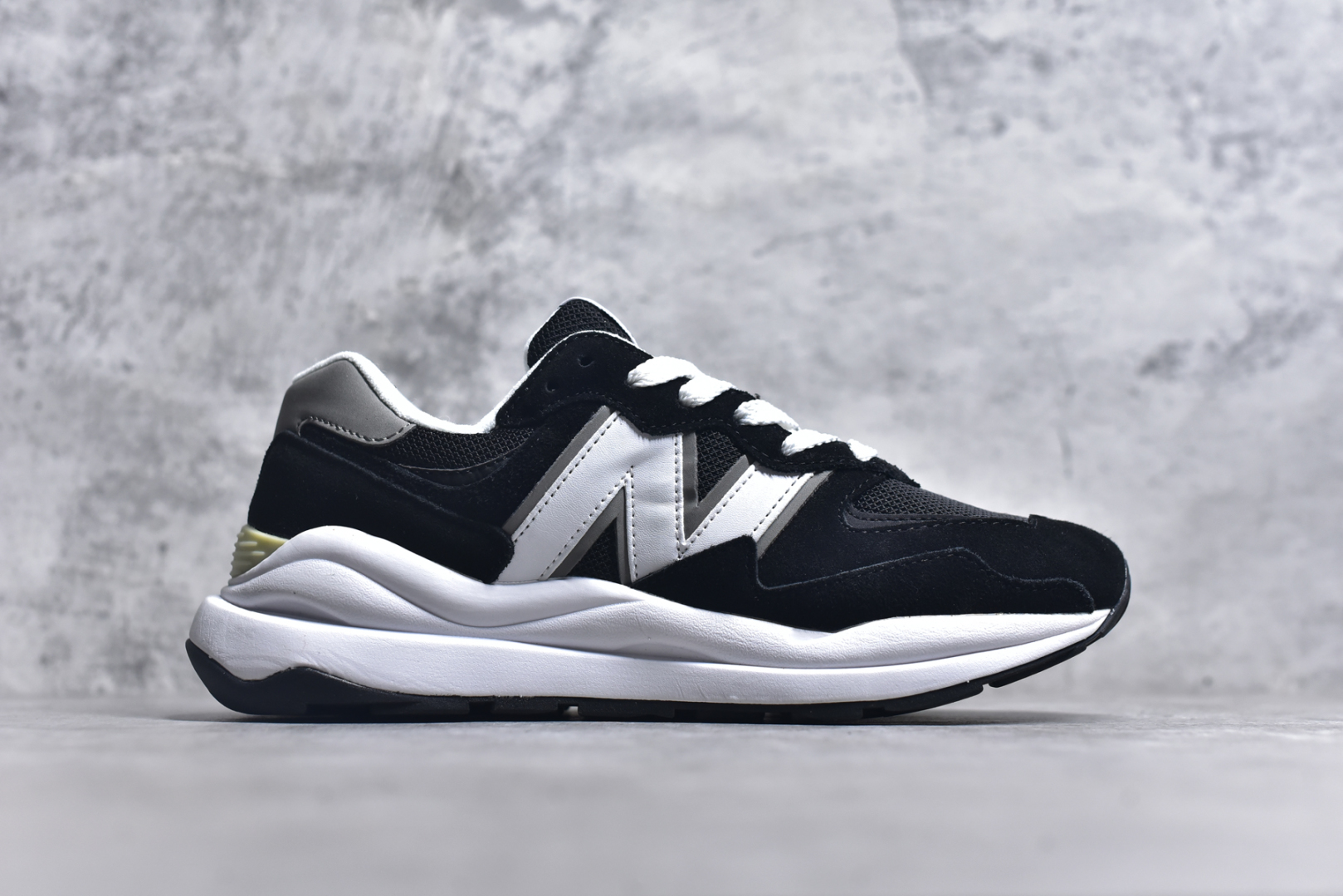 图片[3]-#＃福利特价 New Balance/新百伦 NB5740系列 复古休闲运动跑鞋 特别以1988年首度面世的经典574作为设计蓝本 保留574简约易衬的80s鞋型轮廓 同时再加以向90年代特立独行的抢眼美学致敬 凭借多种严选的优质素材重塑出让人耳目一新又充满层次感的革新中低结构 另一方面 为呼应90年代的巨大化潮流 鞋侧也点题采用了相应的巨大化N字Logo 并且加上反光细节点缀 再结合同样启发自574并经过改良的抓地鞋底 可谓集结两大年代的注目设计元素 尺码：36 36.5 37 37.5 38 38.5 39 40 40.5 41 42 42.5 43 44 45-选品中心