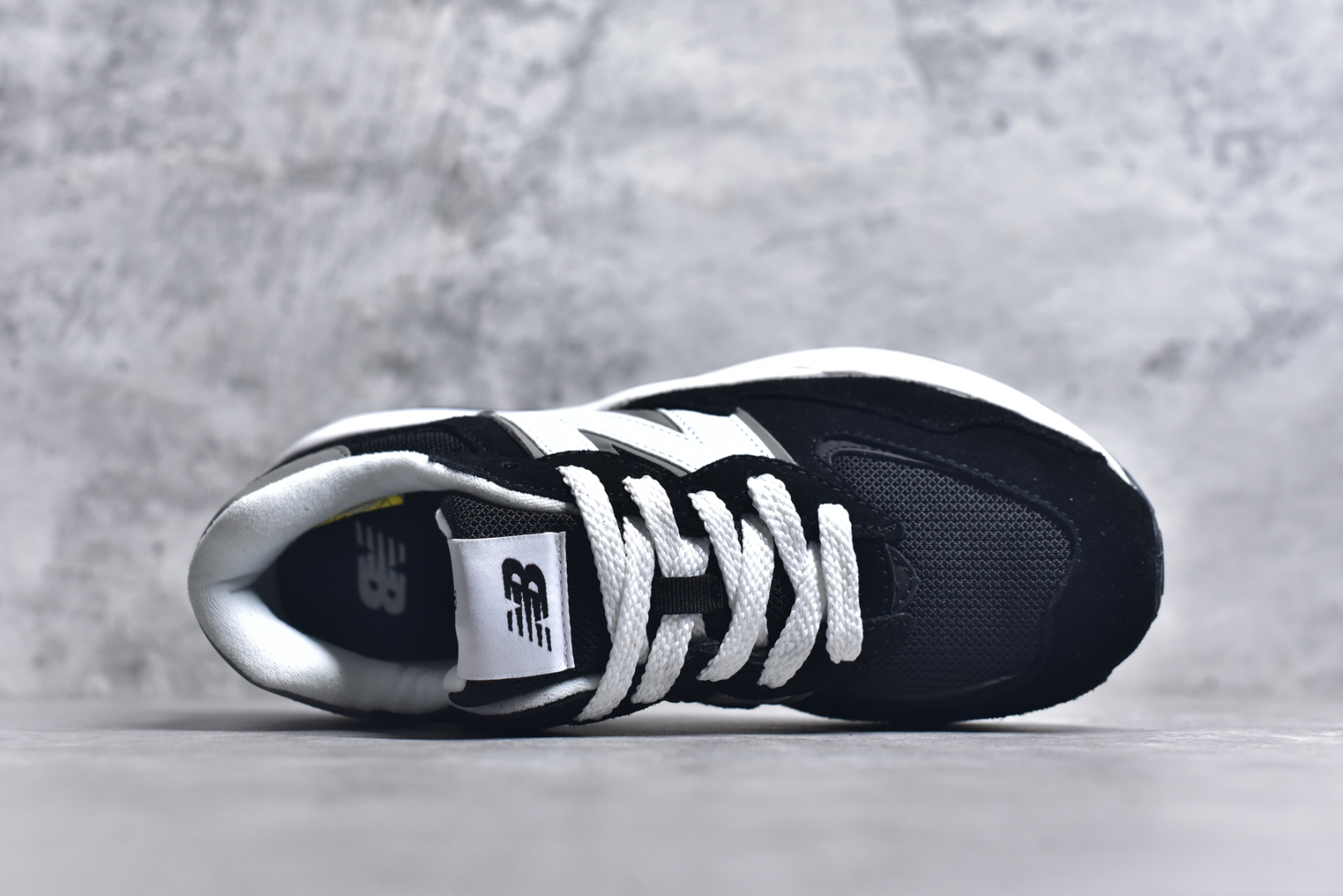 图片[4]-#＃福利特价 New Balance/新百伦 NB5740系列 复古休闲运动跑鞋 特别以1988年首度面世的经典574作为设计蓝本 保留574简约易衬的80s鞋型轮廓 同时再加以向90年代特立独行的抢眼美学致敬 凭借多种严选的优质素材重塑出让人耳目一新又充满层次感的革新中低结构 另一方面 为呼应90年代的巨大化潮流 鞋侧也点题采用了相应的巨大化N字Logo 并且加上反光细节点缀 再结合同样启发自574并经过改良的抓地鞋底 可谓集结两大年代的注目设计元素 尺码：36 36.5 37 37.5 38 38.5 39 40 40.5 41 42 42.5 43 44 45-选品中心