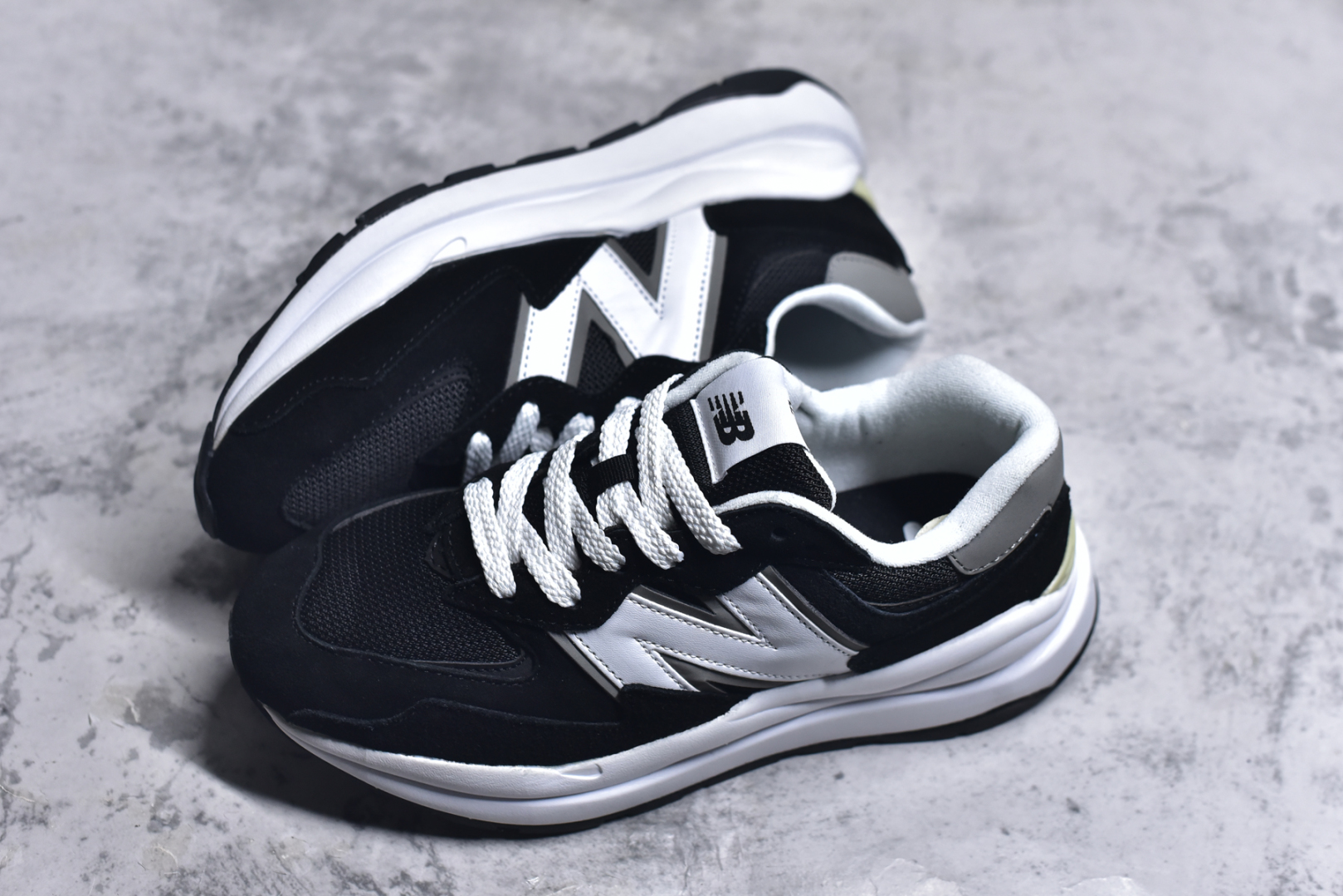图片[7]-#＃福利特价 New Balance/新百伦 NB5740系列 复古休闲运动跑鞋 特别以1988年首度面世的经典574作为设计蓝本 保留574简约易衬的80s鞋型轮廓 同时再加以向90年代特立独行的抢眼美学致敬 凭借多种严选的优质素材重塑出让人耳目一新又充满层次感的革新中低结构 另一方面 为呼应90年代的巨大化潮流 鞋侧也点题采用了相应的巨大化N字Logo 并且加上反光细节点缀 再结合同样启发自574并经过改良的抓地鞋底 可谓集结两大年代的注目设计元素 尺码：36 36.5 37 37.5 38 38.5 39 40 40.5 41 42 42.5 43 44 45-选品中心