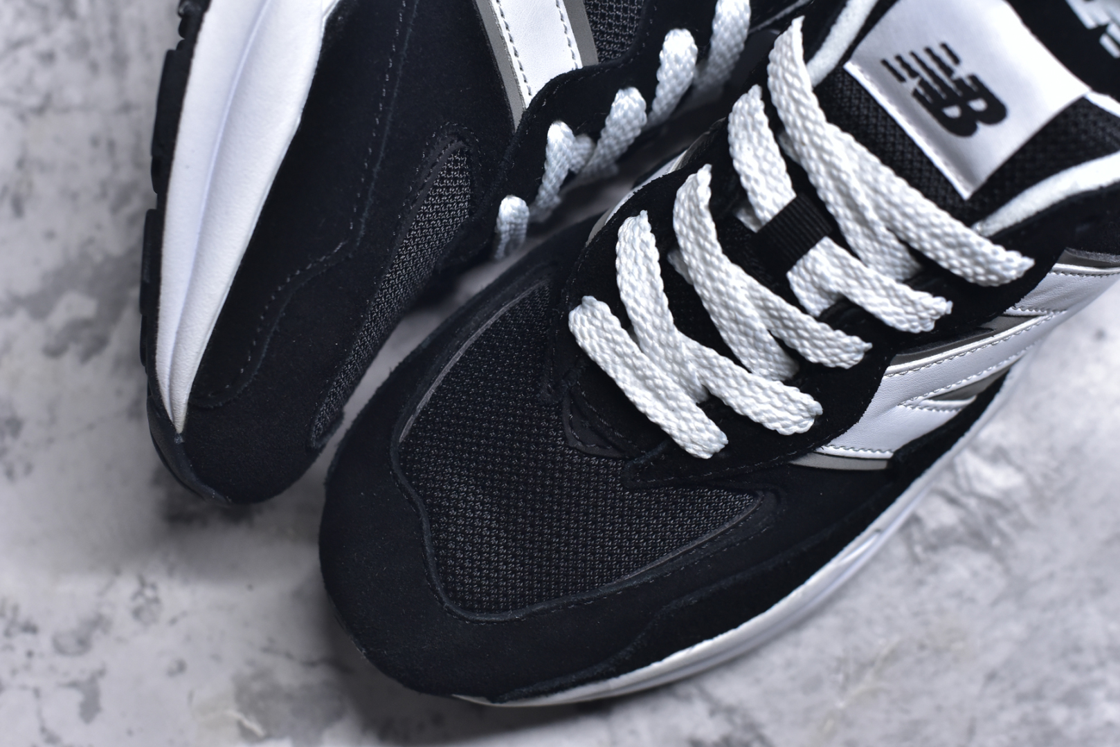 图片[8]-#＃福利特价 New Balance/新百伦 NB5740系列 复古休闲运动跑鞋 特别以1988年首度面世的经典574作为设计蓝本 保留574简约易衬的80s鞋型轮廓 同时再加以向90年代特立独行的抢眼美学致敬 凭借多种严选的优质素材重塑出让人耳目一新又充满层次感的革新中低结构 另一方面 为呼应90年代的巨大化潮流 鞋侧也点题采用了相应的巨大化N字Logo 并且加上反光细节点缀 再结合同样启发自574并经过改良的抓地鞋底 可谓集结两大年代的注目设计元素 尺码：36 36.5 37 37.5 38 38.5 39 40 40.5 41 42 42.5 43 44 45-选品中心