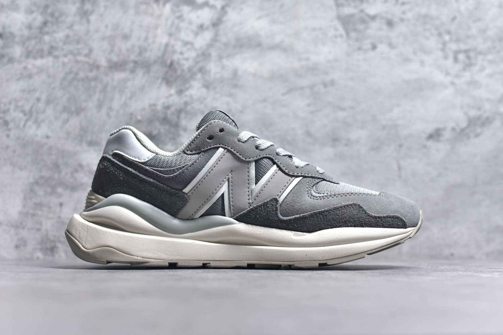 图片[3]-#＃福利特价 New Balance/新百伦 NB5740系列 复古休闲运动跑鞋 特别以1988年首度面世的经典574作为设计蓝本 保留574简约易衬的80s鞋型轮廓 同时再加以向90年代特立独行的抢眼美学致敬 凭借多种严选的优质素材重塑出让人耳目一新又充满层次感的革新中低结构 另一方面 为呼应90年代的巨大化潮流 鞋侧也点题采用了相应的巨大化N字Logo 并且加上反光细节点缀 再结合同样启发自574并经过改良的抓地鞋底 可谓集结两大年代的注目设计元素 尺码：36 36.5 37 37.5 38 38.5 39 40 40.5 41 42 42.5 43 44 45-选品中心