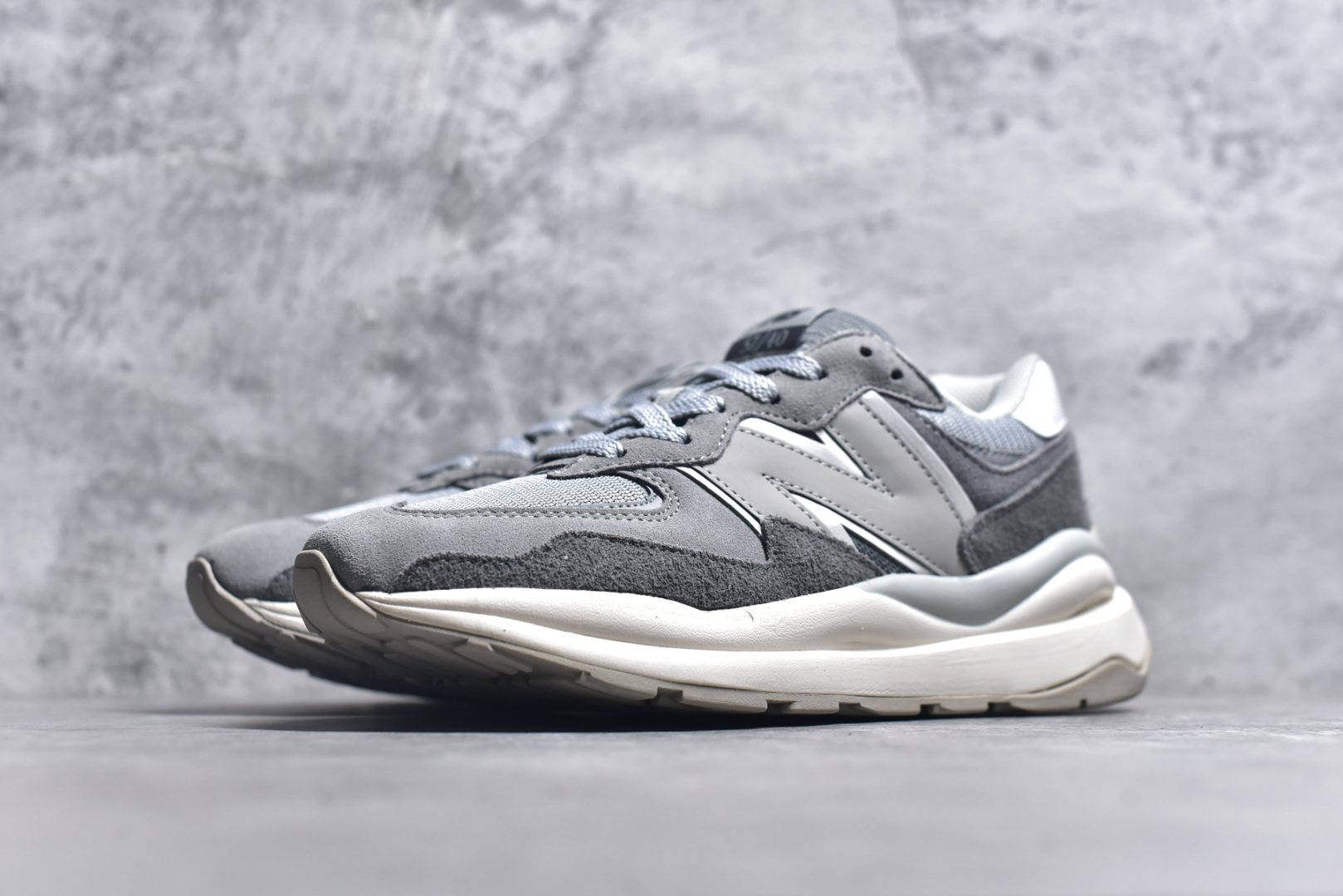 图片[2]-#＃福利特价 New Balance/新百伦 NB5740系列 复古休闲运动跑鞋 特别以1988年首度面世的经典574作为设计蓝本 保留574简约易衬的80s鞋型轮廓 同时再加以向90年代特立独行的抢眼美学致敬 凭借多种严选的优质素材重塑出让人耳目一新又充满层次感的革新中低结构 另一方面 为呼应90年代的巨大化潮流 鞋侧也点题采用了相应的巨大化N字Logo 并且加上反光细节点缀 再结合同样启发自574并经过改良的抓地鞋底 可谓集结两大年代的注目设计元素 尺码：36 36.5 37 37.5 38 38.5 39 40 40.5 41 42 42.5 43 44 45-选品中心