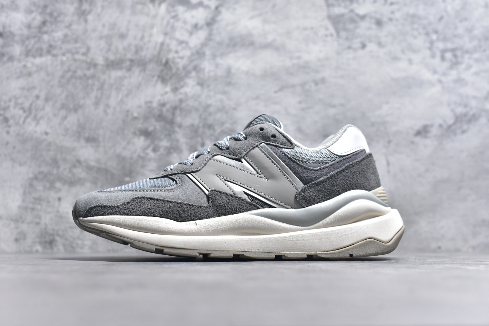 #＃福利特价 New Balance/新百伦 NB5740系列 复古休闲运动跑鞋 特别以1988年首度面世的经典574作为设计蓝本 保留574简约易衬的80s鞋型轮廓 同时再加以向90年代特立独行的抢眼美学致敬 凭借多种严选的优质素材重塑出让人耳目一新又充满层次感的革新中低结构 另一方面 为呼应90年代的巨大化潮流 鞋侧也点题采用了相应的巨大化N字Logo 并且加上反光细节点缀 再结合同样启发自574并经过改良的抓地鞋底 可谓集结两大年代的注目设计元素 尺码：36 36.5 37 37.5 38 38.5 39 40 40.5 41 42 42.5 43 44 45-选品中心