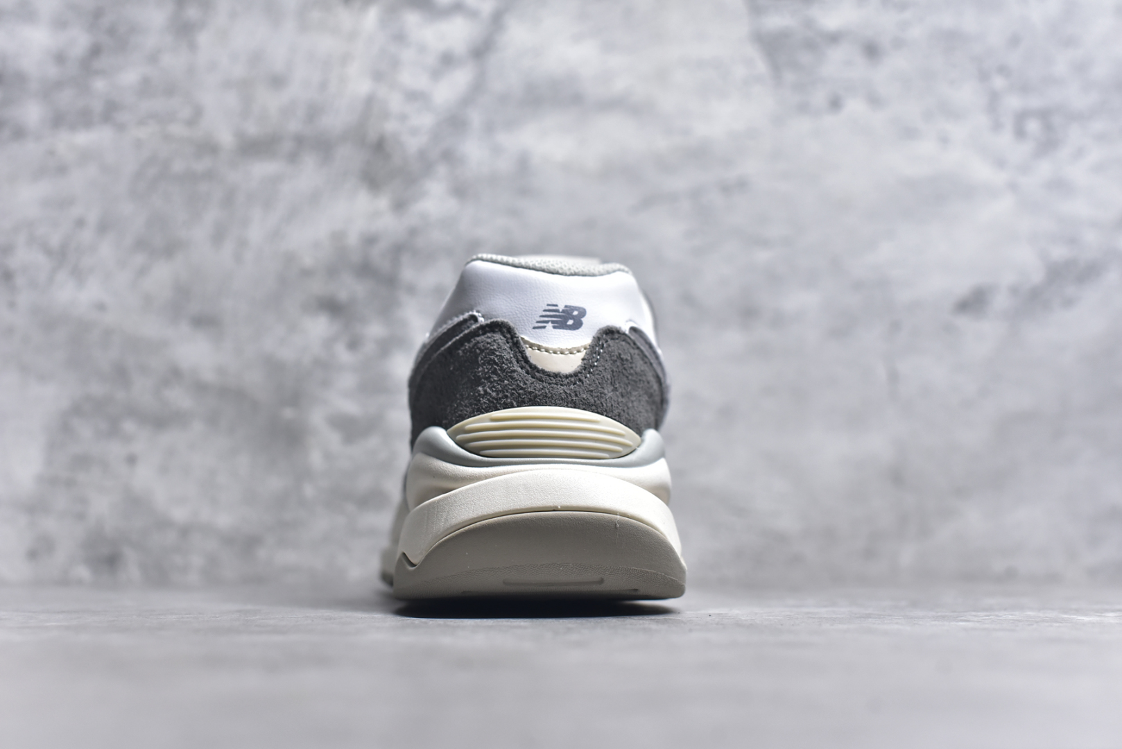 图片[5]-#＃福利特价 New Balance/新百伦 NB5740系列 复古休闲运动跑鞋 特别以1988年首度面世的经典574作为设计蓝本 保留574简约易衬的80s鞋型轮廓 同时再加以向90年代特立独行的抢眼美学致敬 凭借多种严选的优质素材重塑出让人耳目一新又充满层次感的革新中低结构 另一方面 为呼应90年代的巨大化潮流 鞋侧也点题采用了相应的巨大化N字Logo 并且加上反光细节点缀 再结合同样启发自574并经过改良的抓地鞋底 可谓集结两大年代的注目设计元素 尺码：36 36.5 37 37.5 38 38.5 39 40 40.5 41 42 42.5 43 44 45-选品中心
