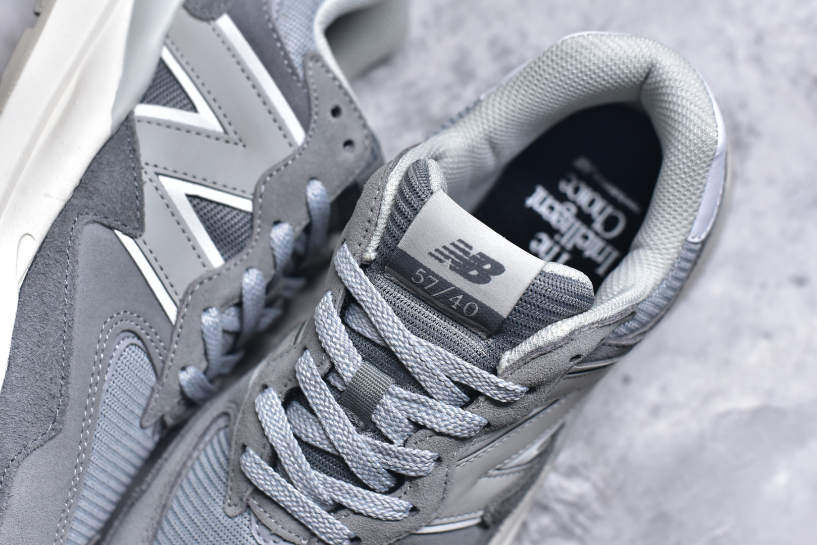 图片[9]-#＃福利特价 New Balance/新百伦 NB5740系列 复古休闲运动跑鞋 特别以1988年首度面世的经典574作为设计蓝本 保留574简约易衬的80s鞋型轮廓 同时再加以向90年代特立独行的抢眼美学致敬 凭借多种严选的优质素材重塑出让人耳目一新又充满层次感的革新中低结构 另一方面 为呼应90年代的巨大化潮流 鞋侧也点题采用了相应的巨大化N字Logo 并且加上反光细节点缀 再结合同样启发自574并经过改良的抓地鞋底 可谓集结两大年代的注目设计元素 尺码：36 36.5 37 37.5 38 38.5 39 40 40.5 41 42 42.5 43 44 45-选品中心
