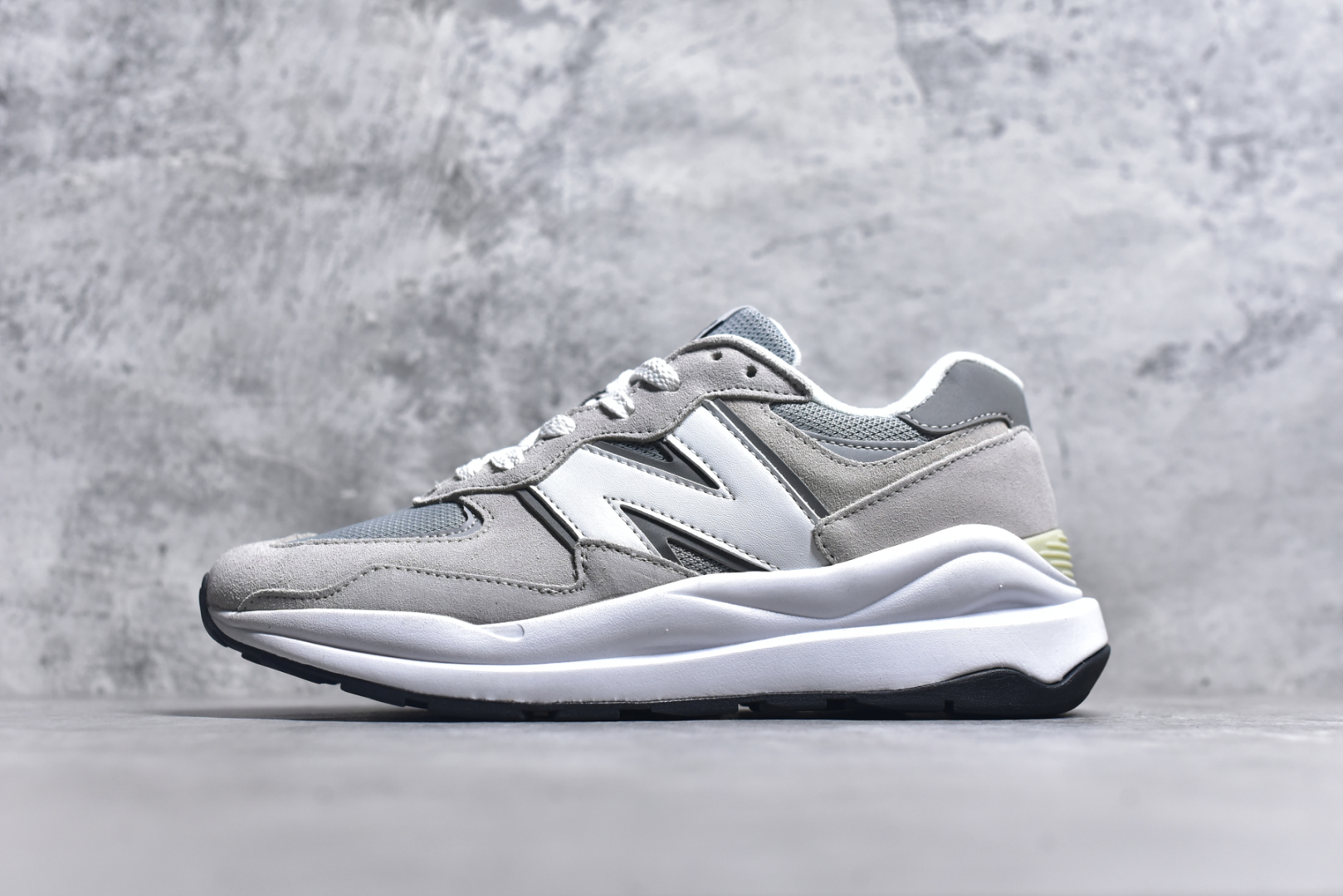 #＃福利特价 New Balance/新百伦 NB5740系列 复古休闲运动跑鞋 特别以1988年首度面世的经典574作为设计蓝本 保留574简约易衬的80s鞋型轮廓 同时再加以向90年代特立独行的抢眼美学致敬 凭借多种严选的优质素材重塑出让人耳目一新又充满层次感的革新中低结构 另一方面 为呼应90年代的巨大化潮流 鞋侧也点题采用了相应的巨大化N字Logo 并且加上反光细节点缀 再结合同样启发自574并经过改良的抓地鞋底 可谓集结两大年代的注目设计元素 尺码：36 36.5 37 37.5 38 38.5 39 40 40.5 41 42 42.5 43 44 45-选品中心