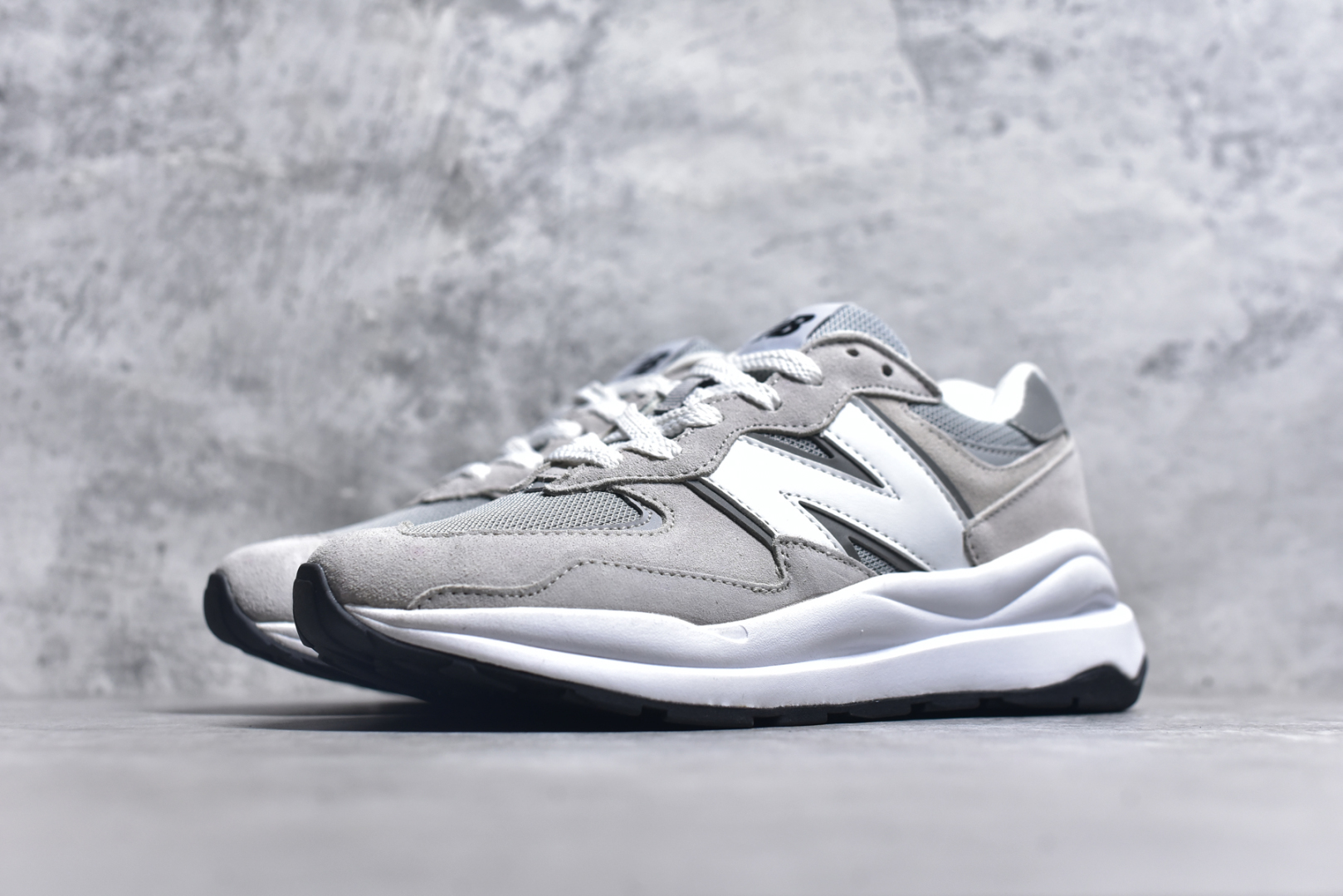 图片[2]-#＃福利特价 New Balance/新百伦 NB5740系列 复古休闲运动跑鞋 特别以1988年首度面世的经典574作为设计蓝本 保留574简约易衬的80s鞋型轮廓 同时再加以向90年代特立独行的抢眼美学致敬 凭借多种严选的优质素材重塑出让人耳目一新又充满层次感的革新中低结构 另一方面 为呼应90年代的巨大化潮流 鞋侧也点题采用了相应的巨大化N字Logo 并且加上反光细节点缀 再结合同样启发自574并经过改良的抓地鞋底 可谓集结两大年代的注目设计元素 尺码：36 36.5 37 37.5 38 38.5 39 40 40.5 41 42 42.5 43 44 45-选品中心