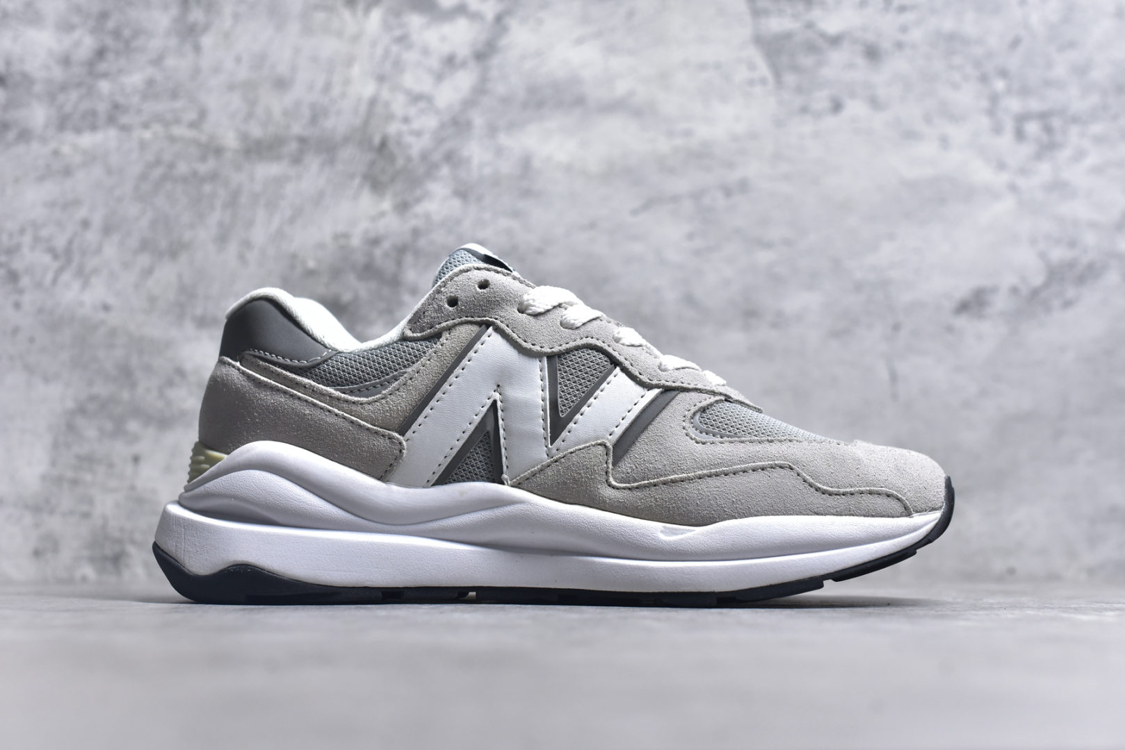 图片[3]-#＃福利特价 New Balance/新百伦 NB5740系列 复古休闲运动跑鞋 特别以1988年首度面世的经典574作为设计蓝本 保留574简约易衬的80s鞋型轮廓 同时再加以向90年代特立独行的抢眼美学致敬 凭借多种严选的优质素材重塑出让人耳目一新又充满层次感的革新中低结构 另一方面 为呼应90年代的巨大化潮流 鞋侧也点题采用了相应的巨大化N字Logo 并且加上反光细节点缀 再结合同样启发自574并经过改良的抓地鞋底 可谓集结两大年代的注目设计元素 尺码：36 36.5 37 37.5 38 38.5 39 40 40.5 41 42 42.5 43 44 45-选品中心