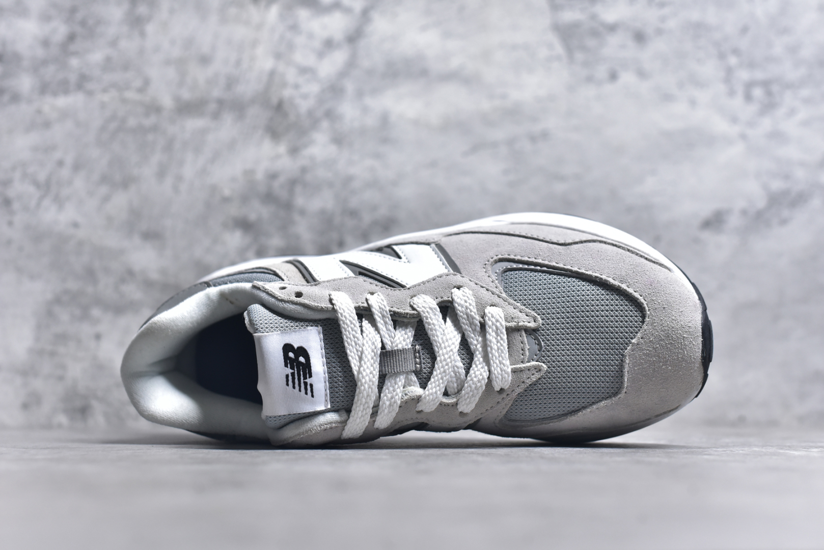 图片[4]-#＃福利特价 New Balance/新百伦 NB5740系列 复古休闲运动跑鞋 特别以1988年首度面世的经典574作为设计蓝本 保留574简约易衬的80s鞋型轮廓 同时再加以向90年代特立独行的抢眼美学致敬 凭借多种严选的优质素材重塑出让人耳目一新又充满层次感的革新中低结构 另一方面 为呼应90年代的巨大化潮流 鞋侧也点题采用了相应的巨大化N字Logo 并且加上反光细节点缀 再结合同样启发自574并经过改良的抓地鞋底 可谓集结两大年代的注目设计元素 尺码：36 36.5 37 37.5 38 38.5 39 40 40.5 41 42 42.5 43 44 45-选品中心