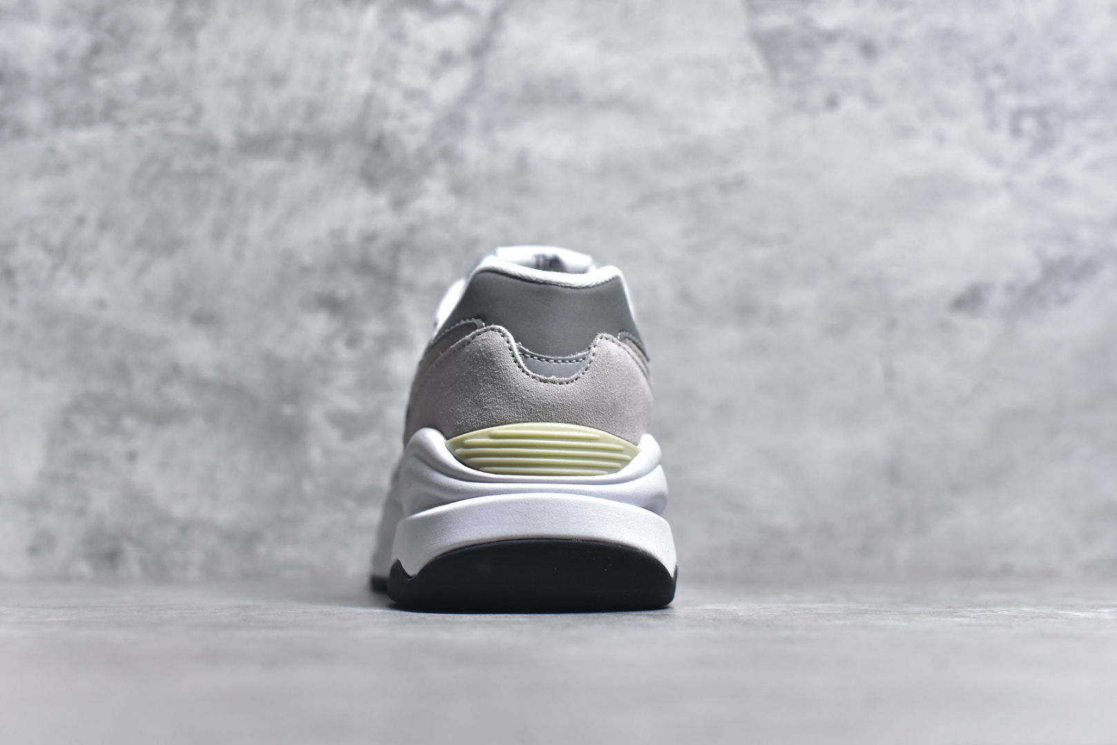 图片[5]-#＃福利特价 New Balance/新百伦 NB5740系列 复古休闲运动跑鞋 特别以1988年首度面世的经典574作为设计蓝本 保留574简约易衬的80s鞋型轮廓 同时再加以向90年代特立独行的抢眼美学致敬 凭借多种严选的优质素材重塑出让人耳目一新又充满层次感的革新中低结构 另一方面 为呼应90年代的巨大化潮流 鞋侧也点题采用了相应的巨大化N字Logo 并且加上反光细节点缀 再结合同样启发自574并经过改良的抓地鞋底 可谓集结两大年代的注目设计元素 尺码：36 36.5 37 37.5 38 38.5 39 40 40.5 41 42 42.5 43 44 45-选品中心