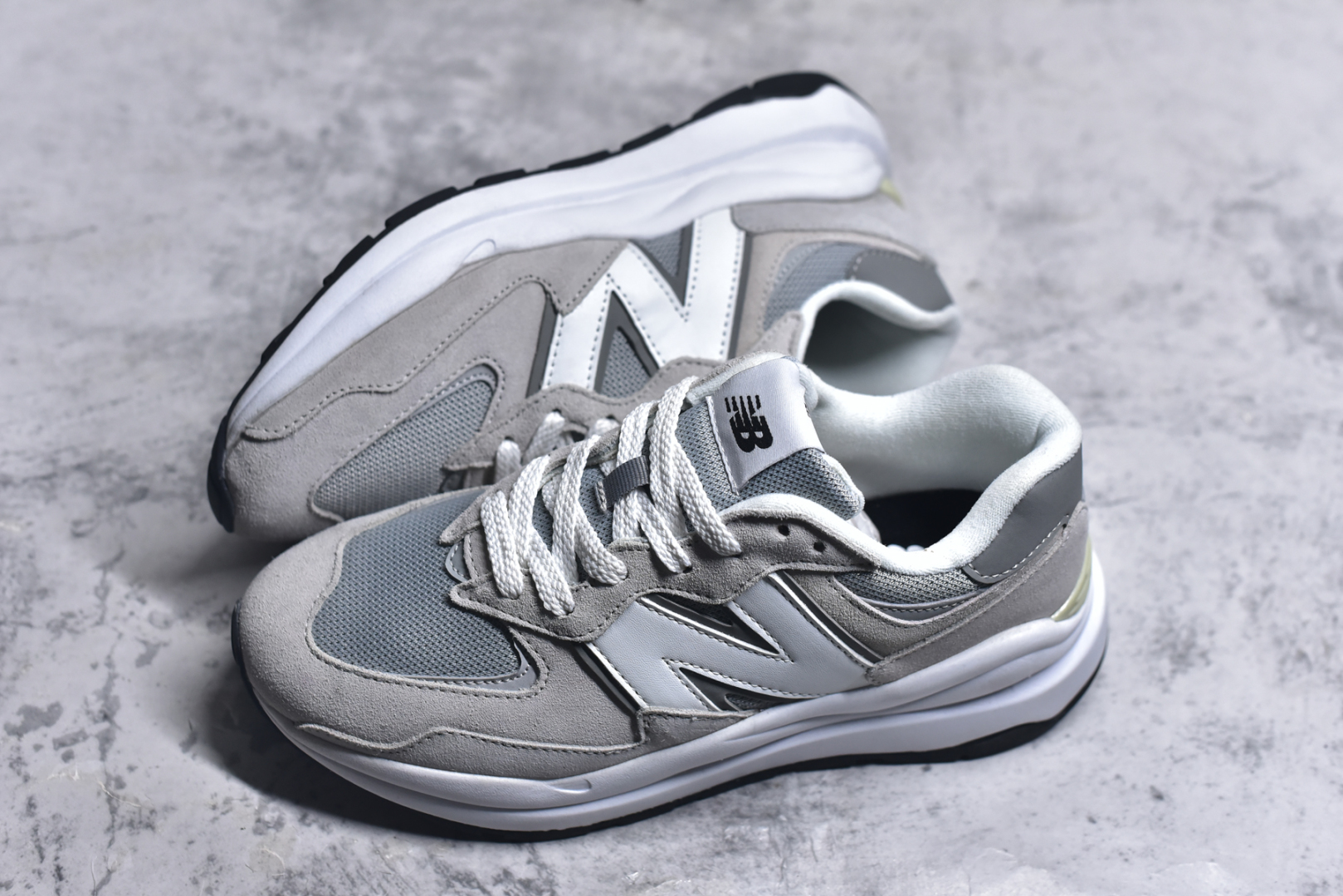 图片[7]-#＃福利特价 New Balance/新百伦 NB5740系列 复古休闲运动跑鞋 特别以1988年首度面世的经典574作为设计蓝本 保留574简约易衬的80s鞋型轮廓 同时再加以向90年代特立独行的抢眼美学致敬 凭借多种严选的优质素材重塑出让人耳目一新又充满层次感的革新中低结构 另一方面 为呼应90年代的巨大化潮流 鞋侧也点题采用了相应的巨大化N字Logo 并且加上反光细节点缀 再结合同样启发自574并经过改良的抓地鞋底 可谓集结两大年代的注目设计元素 尺码：36 36.5 37 37.5 38 38.5 39 40 40.5 41 42 42.5 43 44 45-选品中心