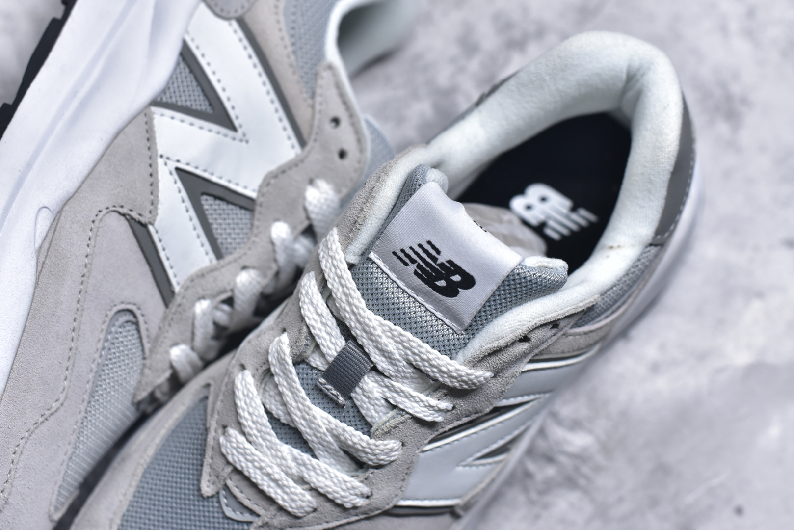 图片[9]-#＃福利特价 New Balance/新百伦 NB5740系列 复古休闲运动跑鞋 特别以1988年首度面世的经典574作为设计蓝本 保留574简约易衬的80s鞋型轮廓 同时再加以向90年代特立独行的抢眼美学致敬 凭借多种严选的优质素材重塑出让人耳目一新又充满层次感的革新中低结构 另一方面 为呼应90年代的巨大化潮流 鞋侧也点题采用了相应的巨大化N字Logo 并且加上反光细节点缀 再结合同样启发自574并经过改良的抓地鞋底 可谓集结两大年代的注目设计元素 尺码：36 36.5 37 37.5 38 38.5 39 40 40.5 41 42 42.5 43 44 45-选品中心